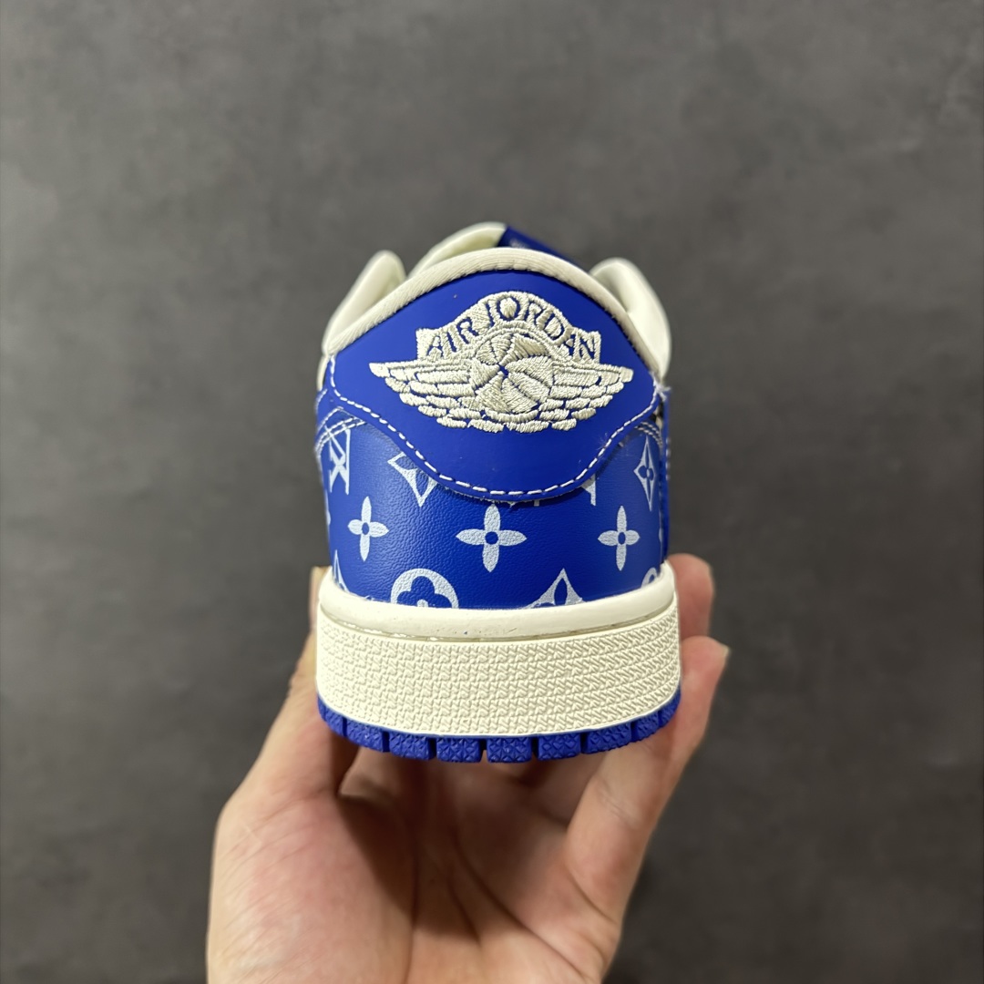 图片[4]-【定制版】Travis Scott x Fragment Design x Air Jordan 1 Low OG SP AJ1 乔1 LV联名 蓝色妖姬 低帮文化休闲板鞋 XQ1979-003 #多方联名合作融合了Travis Scott 独特的音乐风格，藤原浩个性的设计风格以及Jordan品牌的经典元素 使其成为一双具有独特身份和价值的鞋子 清新而立体的外观加上联名标识更突出了其独特身份 这种配色方案显示出活力和时尚感 在视觉上引人注目 鞋身的质感和细腻的细节处理使其显得高端而格调十足 这款“倒钩”联名是设计与创意完美结合 融合多方的个性风格是一款备受瞩目的潮流鞋款 尺码：36 36.5 37.5 38 38.5 39 40 40.5 41 42 42.5 43 44 44.5 45-选品中心