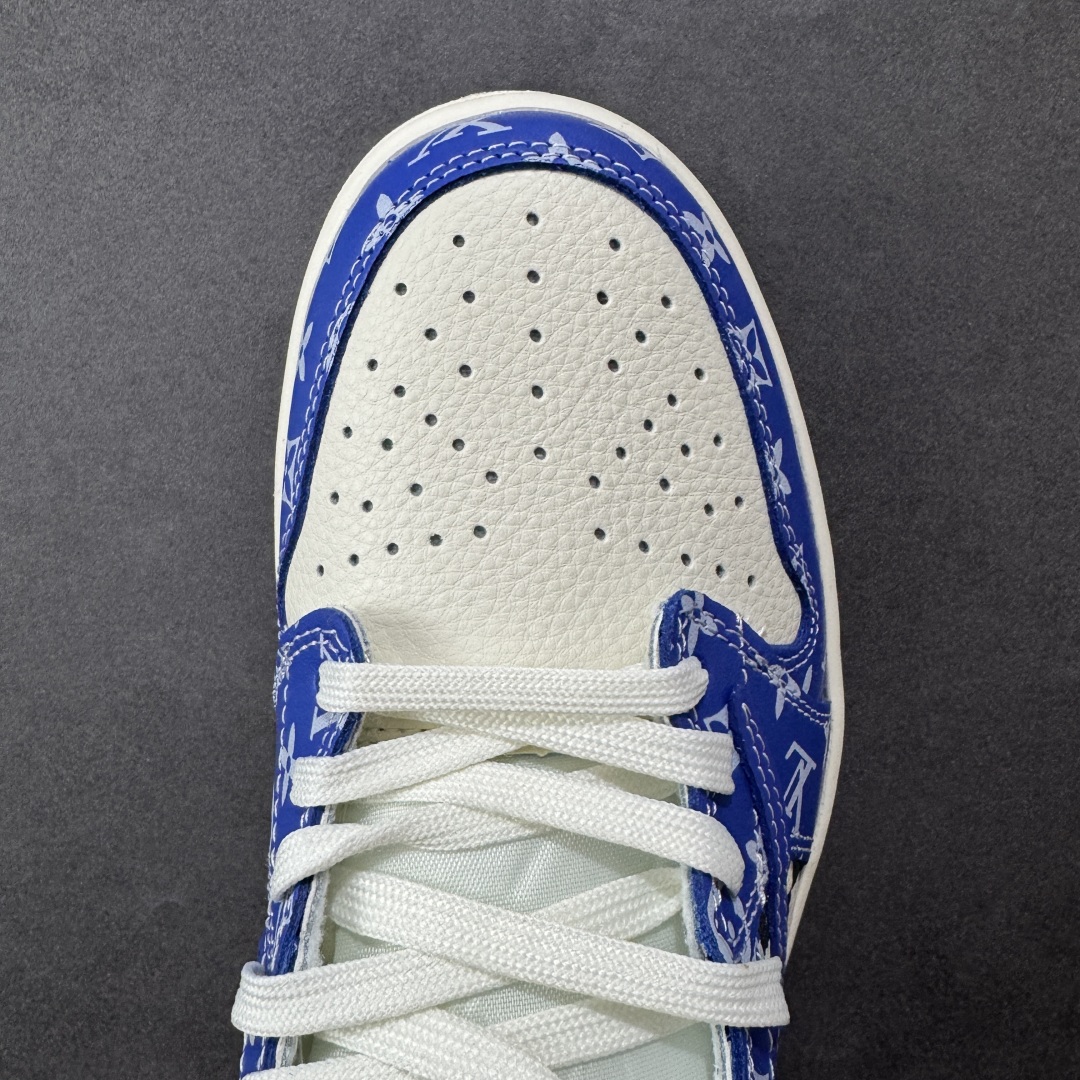 图片[8]-【定制版】Travis Scott x Fragment Design x Air Jordan 1 Low OG SP AJ1 乔1 LV联名 蓝色妖姬 低帮文化休闲板鞋 XQ1979-003 #多方联名合作融合了Travis Scott 独特的音乐风格，藤原浩个性的设计风格以及Jordan品牌的经典元素 使其成为一双具有独特身份和价值的鞋子 清新而立体的外观加上联名标识更突出了其独特身份 这种配色方案显示出活力和时尚感 在视觉上引人注目 鞋身的质感和细腻的细节处理使其显得高端而格调十足 这款“倒钩”联名是设计与创意完美结合 融合多方的个性风格是一款备受瞩目的潮流鞋款 尺码：36 36.5 37.5 38 38.5 39 40 40.5 41 42 42.5 43 44 44.5 45-选品中心