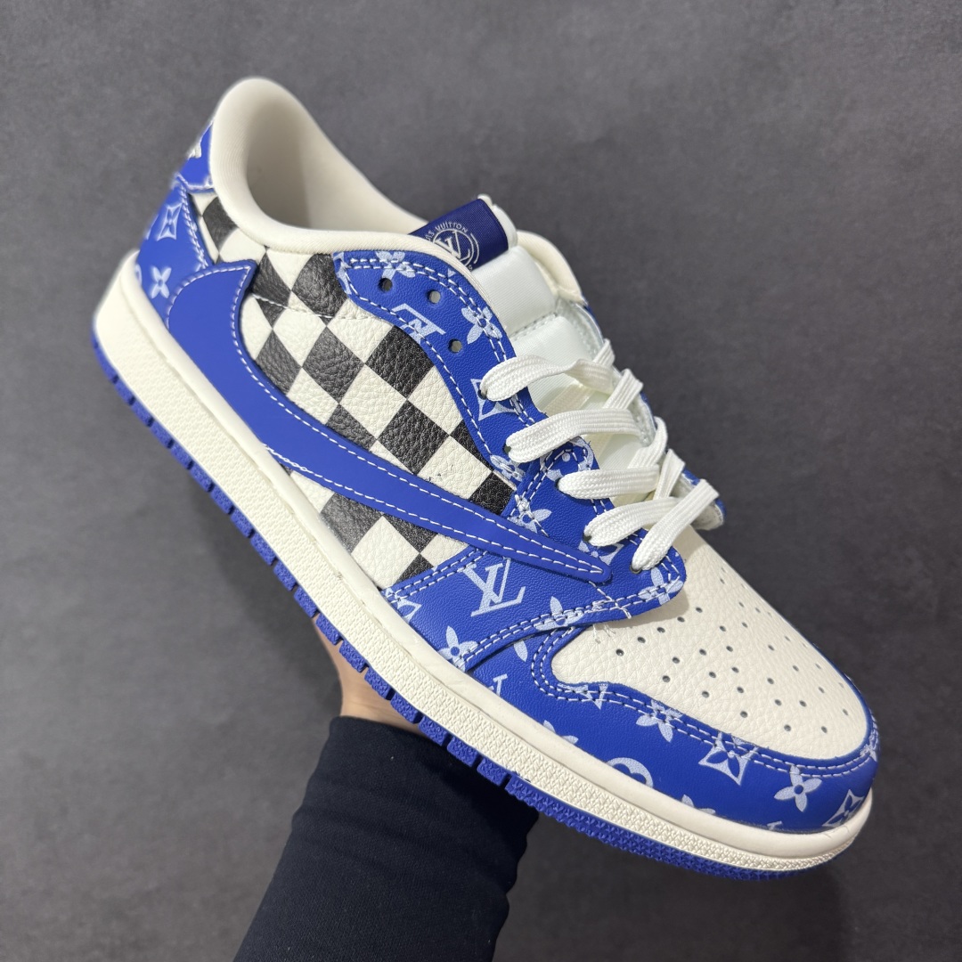 图片[3]-【定制版】Travis Scott x Fragment Design x Air Jordan 1 Low OG SP AJ1 乔1 LV联名 蓝色妖姬 低帮文化休闲板鞋 XQ1979-003 #多方联名合作融合了Travis Scott 独特的音乐风格，藤原浩个性的设计风格以及Jordan品牌的经典元素 使其成为一双具有独特身份和价值的鞋子 清新而立体的外观加上联名标识更突出了其独特身份 这种配色方案显示出活力和时尚感 在视觉上引人注目 鞋身的质感和细腻的细节处理使其显得高端而格调十足 这款“倒钩”联名是设计与创意完美结合 融合多方的个性风格是一款备受瞩目的潮流鞋款 尺码：36 36.5 37.5 38 38.5 39 40 40.5 41 42 42.5 43 44 44.5 45-选品中心