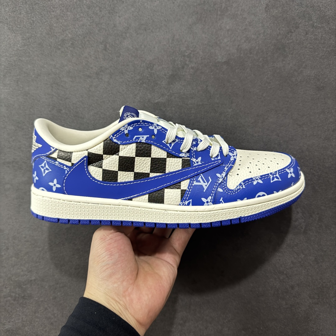 【定制版】Travis Scott x Fragment Design x Air Jordan 1 Low OG SP AJ1 乔1 LV联名 蓝色妖姬 低帮文化休闲板鞋 XQ1979-003 #多方联名合作融合了Travis Scott 独特的音乐风格,藤原浩个性的设计风格以及Jordan品牌的经典元素 使其成为一双具有独特身份和价值的鞋子 清新而立体的外观加上联名标识更突出了其独特身份 这种配色方案显示出活力和时尚感 在视觉上引人注目 鞋身的质感和细腻的细节处理使其显得高端而格调十足 这款“倒钩”联名是设计与创意完美结合 融合多方的个性风格是一款备受瞩目的潮流鞋款 尺码:36 36.5 37.5 38 38.5 39 40 40.5 41 42 42.5 43 44 44.5 45-选品中心