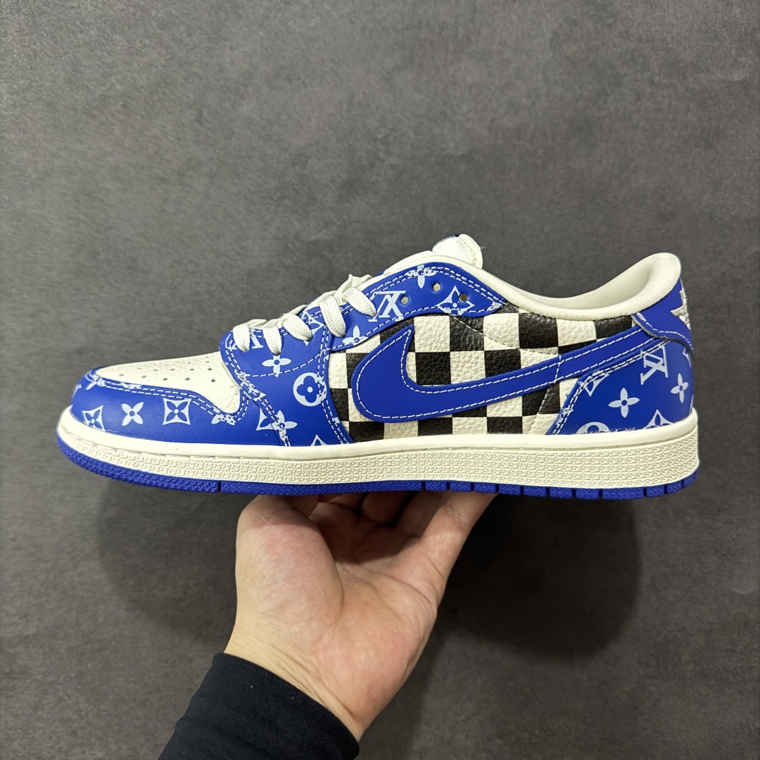 图片[2]-【定制版】Travis Scott x Fragment Design x Air Jordan 1 Low OG SP AJ1 乔1 LV联名 蓝色妖姬 低帮文化休闲板鞋 XQ1979-003 #多方联名合作融合了Travis Scott 独特的音乐风格，藤原浩个性的设计风格以及Jordan品牌的经典元素 使其成为一双具有独特身份和价值的鞋子 清新而立体的外观加上联名标识更突出了其独特身份 这种配色方案显示出活力和时尚感 在视觉上引人注目 鞋身的质感和细腻的细节处理使其显得高端而格调十足 这款“倒钩”联名是设计与创意完美结合 融合多方的个性风格是一款备受瞩目的潮流鞋款 尺码：36 36.5 37.5 38 38.5 39 40 40.5 41 42 42.5 43 44 44.5 45-选品中心