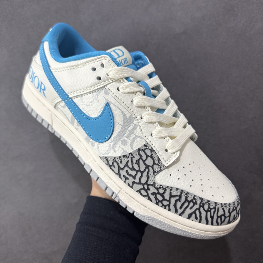 图片[3]-【定制版】Nike SB Dunk Low “迪奥联名—白灰蓝裂纹”高端定制 低帮休闲板鞋 定制鞋盒 大厂纯原品质出货 超高清洁度 皮料切割干净无任何毛边 细节完美 货号：XD1588-223 尺码： 36 36.5 37.5 38 38.5 39 40 40.5 41 42 42.5 43 44 44.5 45-选品中心