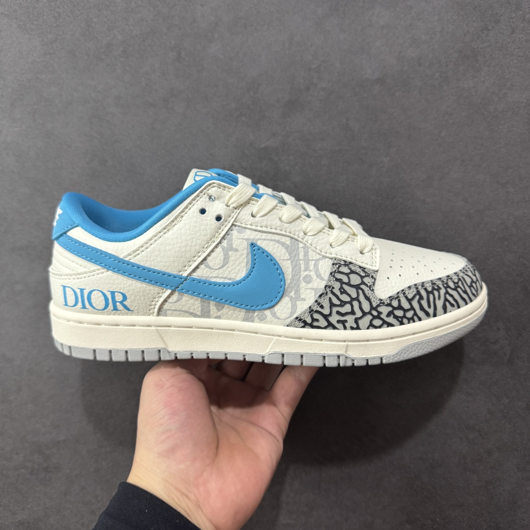 【定制版】Nike SB Dunk Low “迪奥联名---白灰蓝裂纹”高端定制 低帮休闲板鞋 定制鞋盒 大厂纯原品质出货 超高清洁度 皮料切割干净无任何毛边 细节完美 货号:XD1588-223 尺码: 36 36.5 37.5 38 38.5 39 40 40.5 41 42 42.5 43 44 44.5 45-选品中心