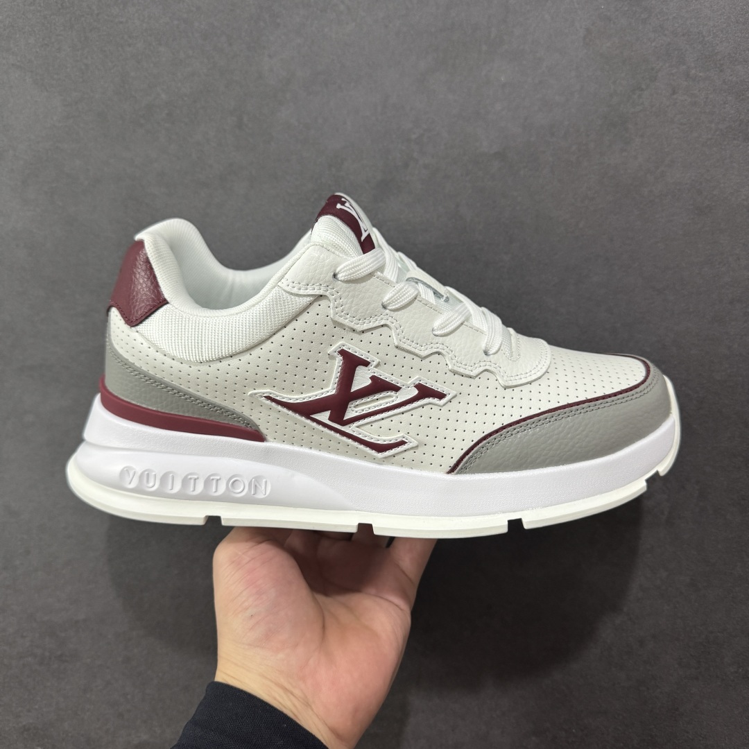 【公司级】Louis Vuitton Classic LV路易威登板鞋 小白鞋系列 舒适轻泡大底和百搭性霸屏整个时尚娱乐圈 细节调整完美主义鞋面采用进口头层小牛皮 独家开模轻泡大底侧边采用3D打印标志性Logo 尽显贵族时尚气息台湾进口小牛皮挂皮内里 配带正品全套包装 尺码:36-45-选品中心