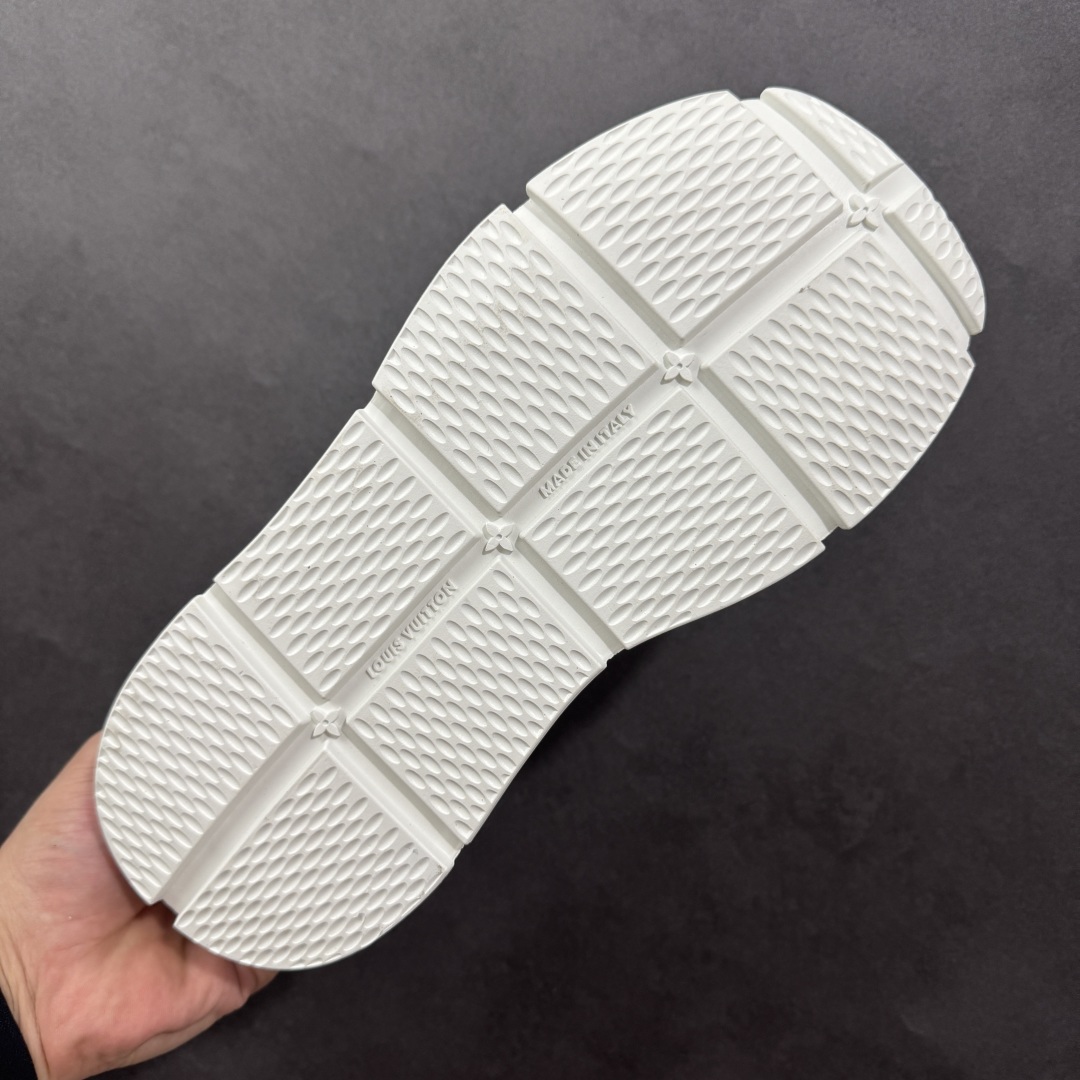 图片[9]-【公司级】Louis Vuitton Classic LV路易威登板鞋 小白鞋系列 舒适轻泡大底和百搭性霸屏整个时尚娱乐圈 细节调整完美主义鞋面采用进口头层小牛皮 独家开模轻泡大底侧边采用3D打印标志性Logo 尽显贵族时尚气息台湾进口小牛皮挂皮内里 配带正品全套包装 尺码：36-45-选品中心