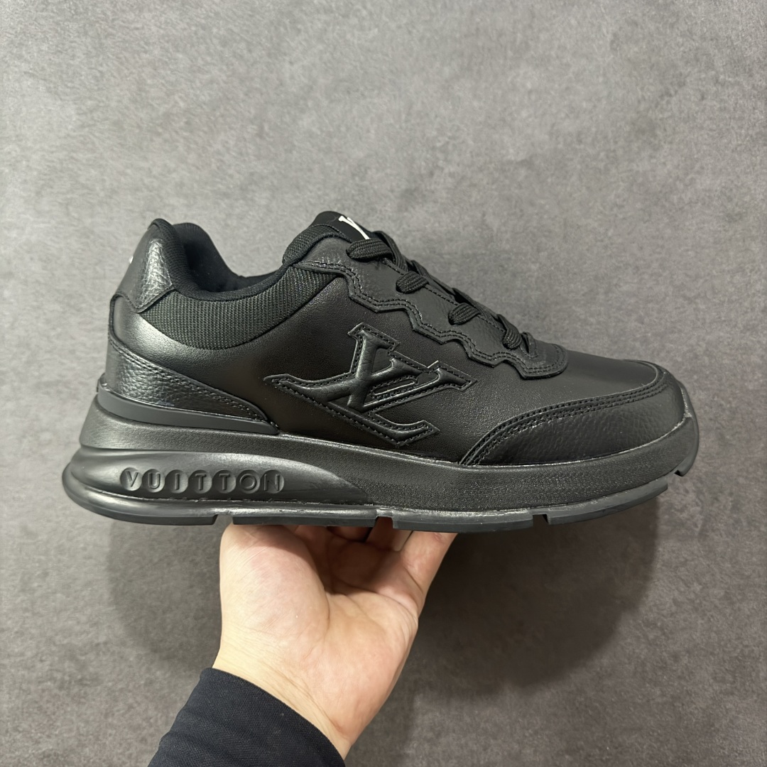 【公司级】Louis Vuitton Classic LV路易威登板鞋 小白鞋系列 舒适轻泡大底和百搭性霸屏整个时尚娱乐圈 细节调整完美主义鞋面采用进口头层小牛皮 独家开模轻泡大底侧边采用3D打印标志性Logo 尽显贵族时尚气息台湾进口小牛皮挂皮内里 配带正品全套包装 尺码:36-45-选品中心