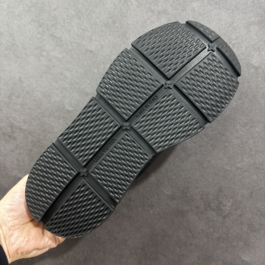 图片[9]-【公司级】Louis Vuitton Classic LV路易威登板鞋 小白鞋系列 舒适轻泡大底和百搭性霸屏整个时尚娱乐圈 细节调整完美主义鞋面采用进口头层小牛皮 独家开模轻泡大底侧边采用3D打印标志性Logo 尽显贵族时尚气息台湾进口小牛皮挂皮内里 配带正品全套包装 尺码：36-45-选品中心