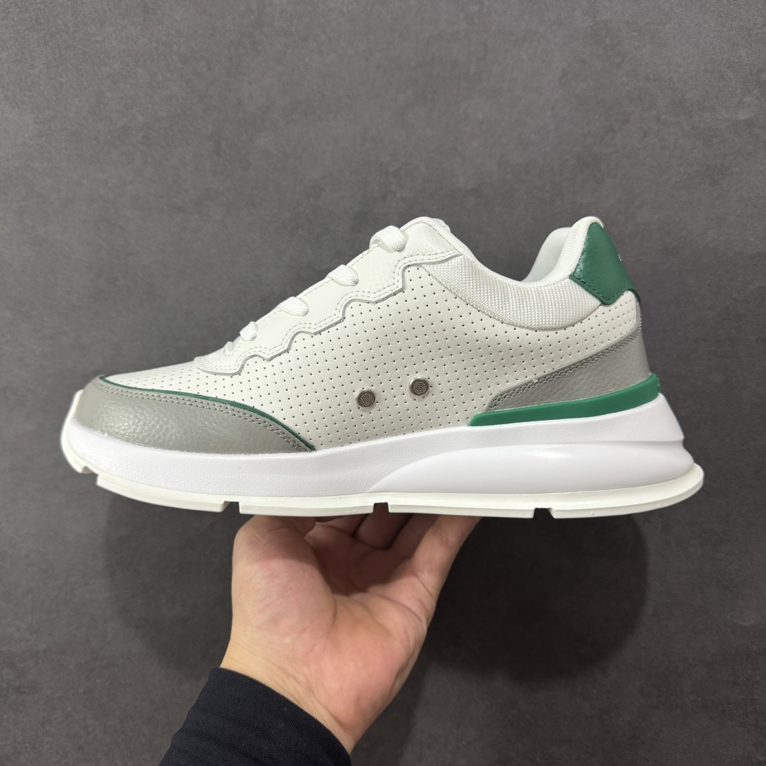 图片[2]-【公司级】Louis Vuitton Classic LV路易威登板鞋 小白鞋系列 舒适轻泡大底和百搭性霸屏整个时尚娱乐圈 细节调整完美主义鞋面采用进口头层小牛皮 独家开模轻泡大底侧边采用3D打印标志性Logo 尽显贵族时尚气息台湾进口小牛皮挂皮内里 配带正品全套包装 尺码：36-45-选品中心