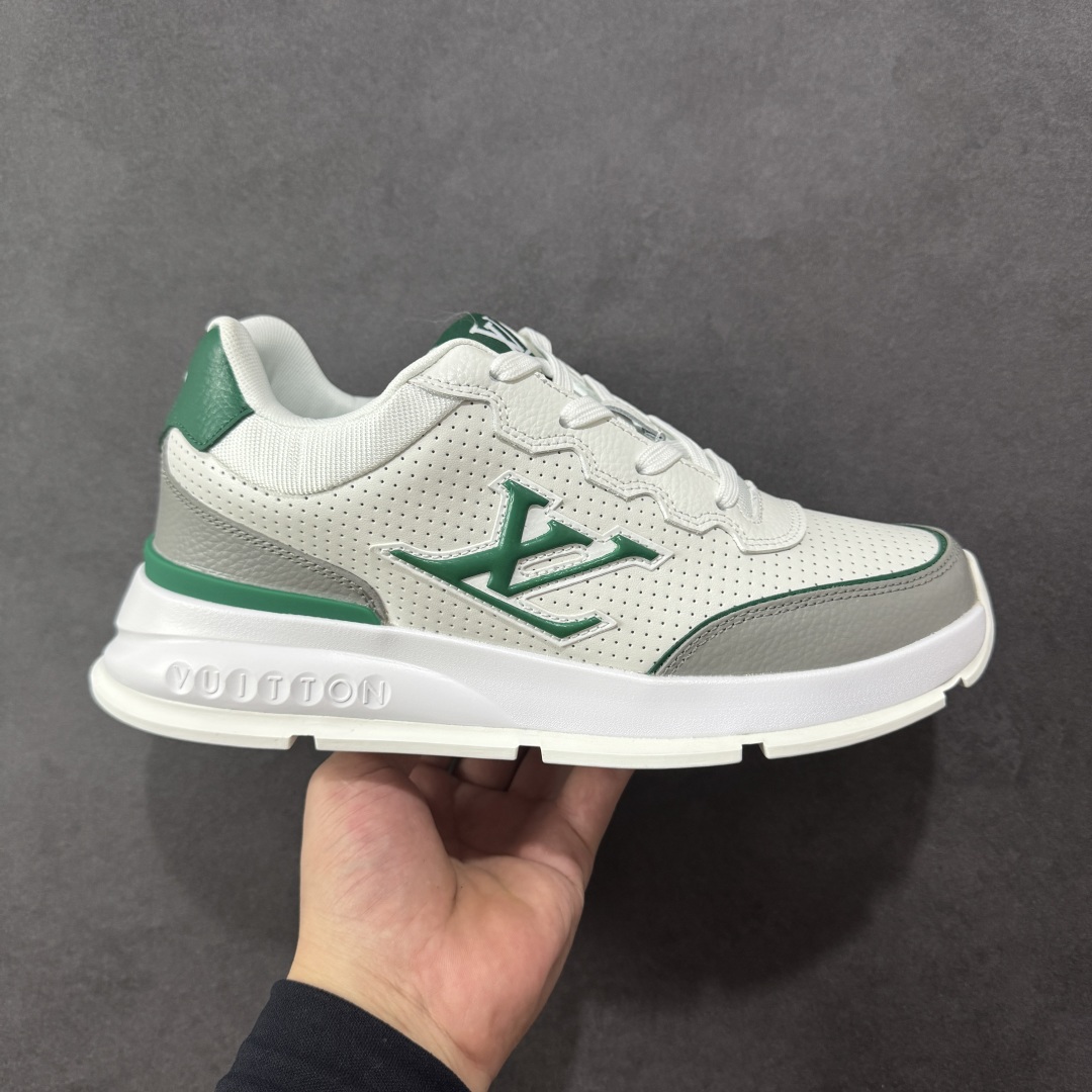 【公司级】Louis Vuitton Classic LV路易威登板鞋 小白鞋系列 舒适轻泡大底和百搭性霸屏整个时尚娱乐圈 细节调整完美主义鞋面采用进口头层小牛皮 独家开模轻泡大底侧边采用3D打印标志性Logo 尽显贵族时尚气息台湾进口小牛皮挂皮内里 配带正品全套包装 尺码:36-45-选品中心