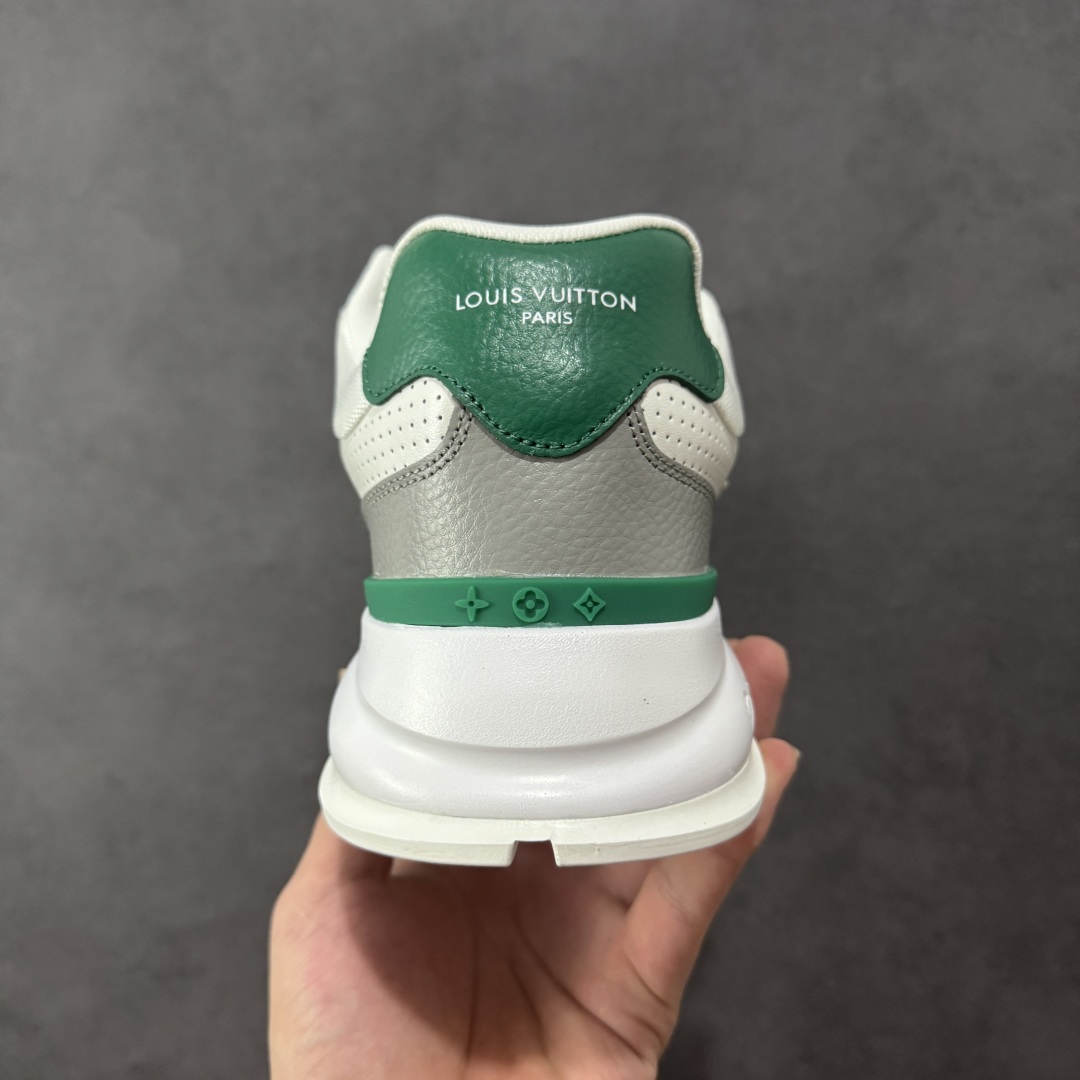 图片[4]-【公司级】Louis Vuitton Classic LV路易威登板鞋 小白鞋系列 舒适轻泡大底和百搭性霸屏整个时尚娱乐圈 细节调整完美主义鞋面采用进口头层小牛皮 独家开模轻泡大底侧边采用3D打印标志性Logo 尽显贵族时尚气息台湾进口小牛皮挂皮内里 配带正品全套包装 尺码：36-45-选品中心