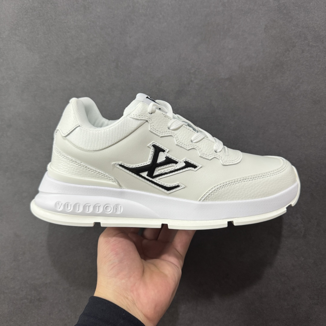【公司级】Louis Vuitton Classic LV路易威登板鞋 小白鞋系列 舒适轻泡大底和百搭性霸屏整个时尚娱乐圈 细节调整完美主义鞋面采用进口头层小牛皮 独家开模轻泡大底侧边采用3D打印标志性Logo 尽显贵族时尚气息台湾进口小牛皮挂皮内里 配带正品全套包装 尺码:36-45-选品中心