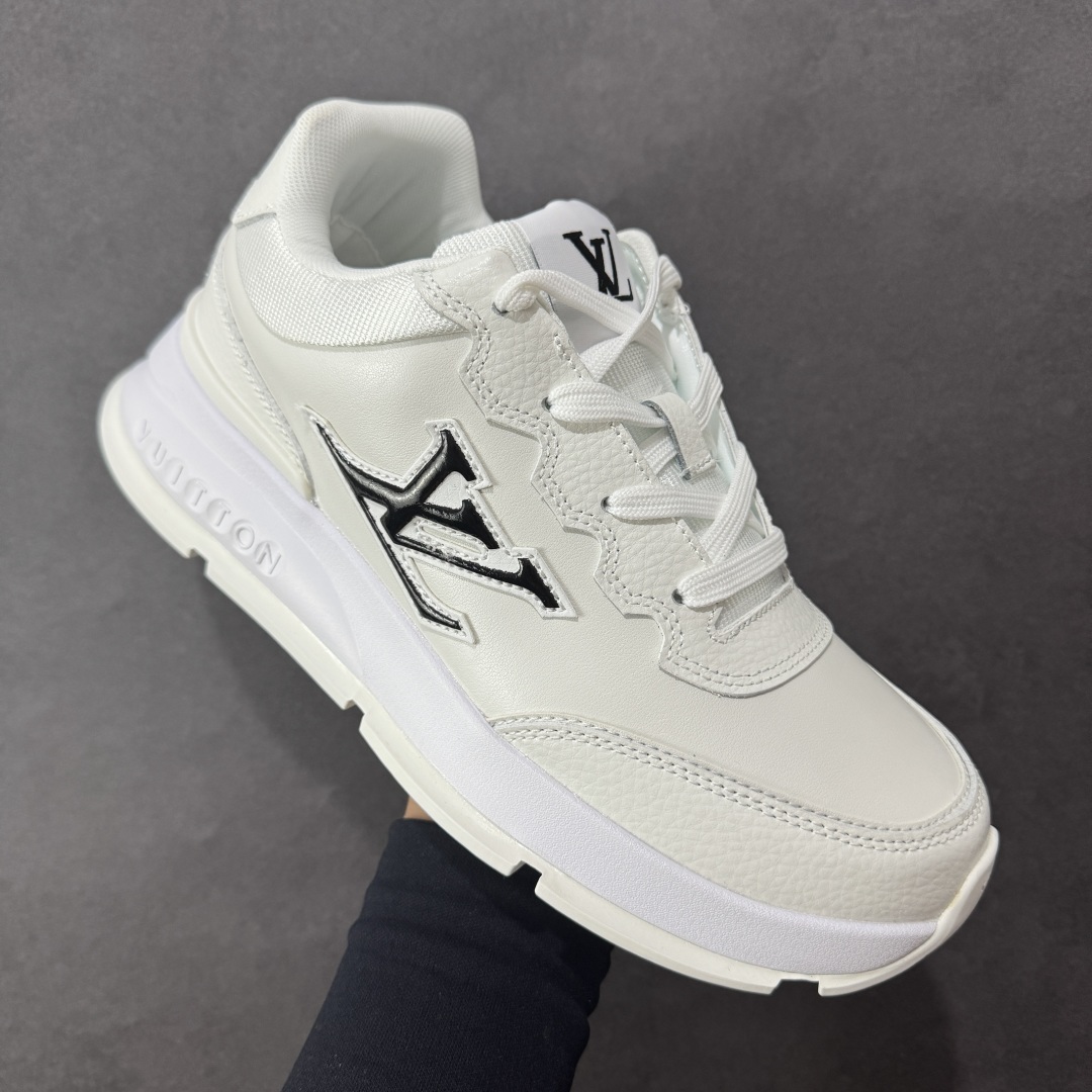 图片[3]-【公司级】Louis Vuitton Classic LV路易威登板鞋 小白鞋系列 舒适轻泡大底和百搭性霸屏整个时尚娱乐圈 细节调整完美主义鞋面采用进口头层小牛皮 独家开模轻泡大底侧边采用3D打印标志性Logo 尽显贵族时尚气息台湾进口小牛皮挂皮内里 配带正品全套包装 尺码：36-45-选品中心