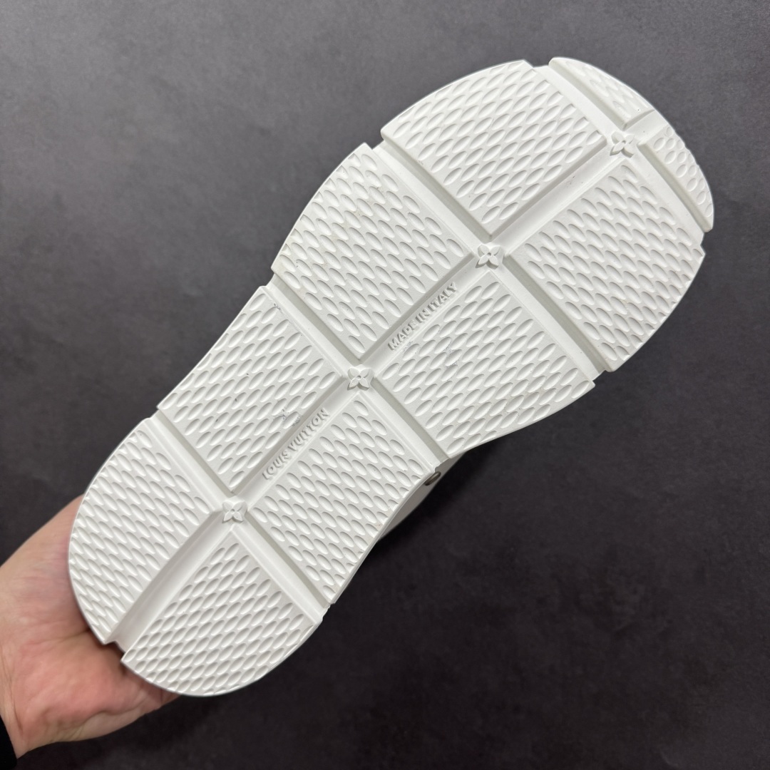 图片[9]-【公司级】Louis Vuitton Classic LV路易威登板鞋 小白鞋系列 舒适轻泡大底和百搭性霸屏整个时尚娱乐圈 细节调整完美主义鞋面采用进口头层小牛皮 独家开模轻泡大底侧边采用3D打印标志性Logo 尽显贵族时尚气息台湾进口小牛皮挂皮内里 配带正品全套包装 尺码：36-45-选品中心
