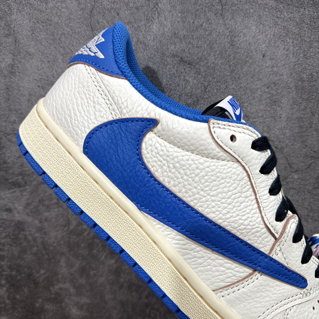 图片[7]-【莞顶LJR版本】Travis Scott x Air Jordan AJ1 Low OG SP TS联名倒钩低帮 白蓝闪电2.0 DM7866-104 市场风向标版本 圈内最强倒钩系列 高端零售裸鞋圈特供批次 产品品控稳定性领先行业 SZ原厂全套原楦原纸板冲刀磨具开发 原厂皮料加持 原厂港宝加持定型后跟R度完美 同源原厂电绣 鬼脸飞翼针数密度立体效果一致 百分百一致原鞋 原厂拉帮工艺 针距密度一致 后跟弧度收口自然不对折 极致一眼正品既视感 进口玻璃冲刀皮料裁剪零毛边 全鞋电脑针车工艺 品控清洁度最高QC检验标准 免检产品 原厂订购鞋盒、鞋标、防尘纸、鞋撑、鞋带 追求极致的原厂味道 尺码：36 36.5 37.5 38 38.5 39 40 40.5 41 42 42.5 43 44 44.5 45 45.5 46 47.5 48.5-选品中心