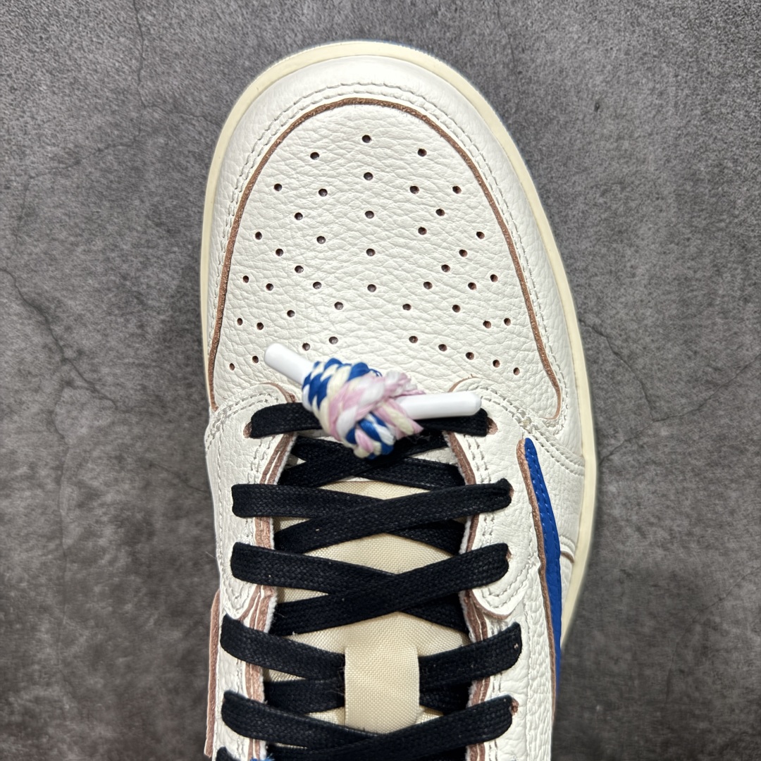 图片[5]-【莞顶LJR版本】Travis Scott x Air Jordan AJ1 Low OG SP TS联名倒钩低帮 白蓝闪电2.0 DM7866-104 市场风向标版本 圈内最强倒钩系列 高端零售裸鞋圈特供批次 产品品控稳定性领先行业 SZ原厂全套原楦原纸板冲刀磨具开发 原厂皮料加持 原厂港宝加持定型后跟R度完美 同源原厂电绣 鬼脸飞翼针数密度立体效果一致 百分百一致原鞋 原厂拉帮工艺 针距密度一致 后跟弧度收口自然不对折 极致一眼正品既视感 进口玻璃冲刀皮料裁剪零毛边 全鞋电脑针车工艺 品控清洁度最高QC检验标准 免检产品 原厂订购鞋盒、鞋标、防尘纸、鞋撑、鞋带 追求极致的原厂味道 尺码：36 36.5 37.5 38 38.5 39 40 40.5 41 42 42.5 43 44 44.5 45 45.5 46 47.5 48.5-选品中心