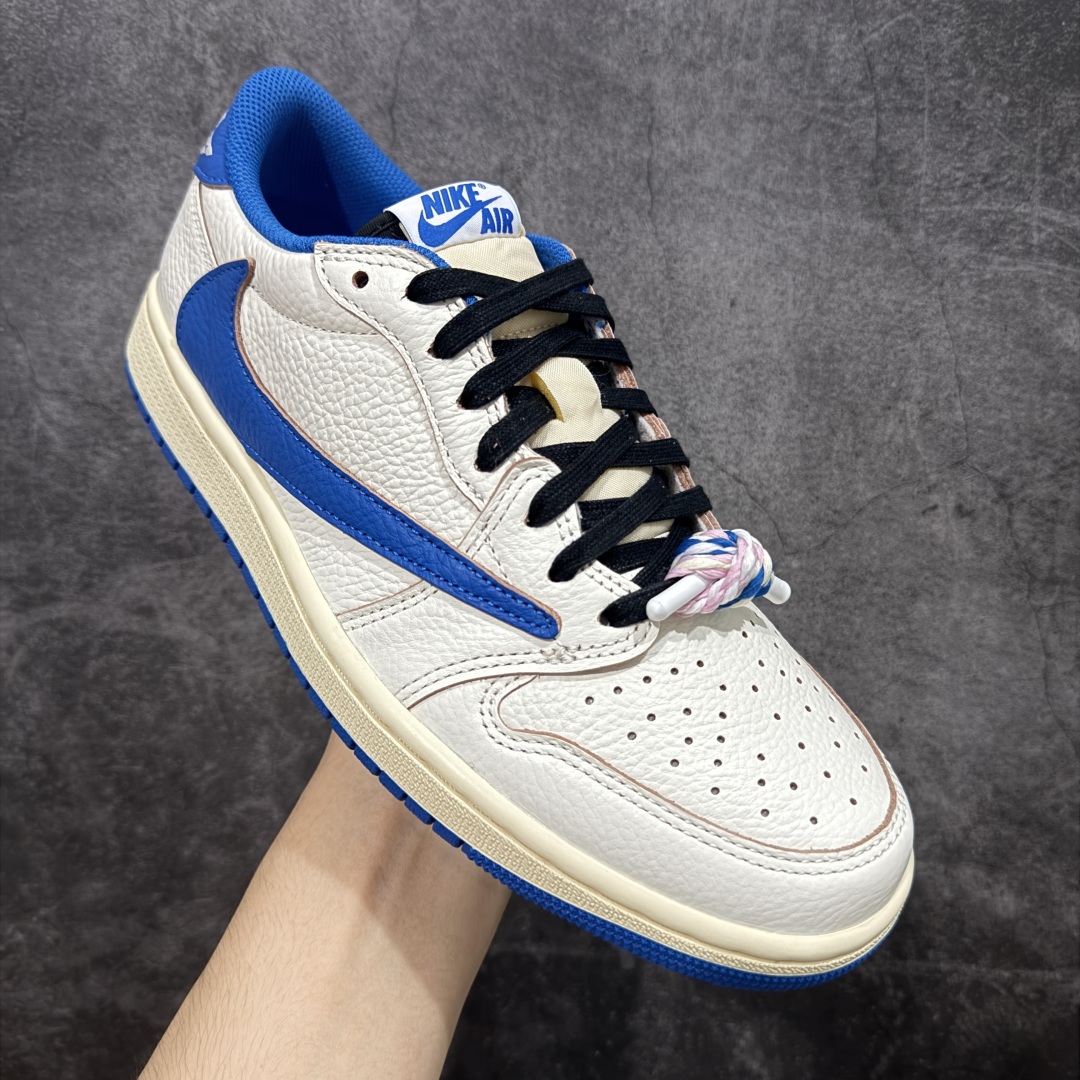 图片[3]-【莞顶LJR版本】Travis Scott x Air Jordan AJ1 Low OG SP TS联名倒钩低帮 白蓝闪电2.0 DM7866-104 市场风向标版本 圈内最强倒钩系列 高端零售裸鞋圈特供批次 产品品控稳定性领先行业 SZ原厂全套原楦原纸板冲刀磨具开发 原厂皮料加持 原厂港宝加持定型后跟R度完美 同源原厂电绣 鬼脸飞翼针数密度立体效果一致 百分百一致原鞋 原厂拉帮工艺 针距密度一致 后跟弧度收口自然不对折 极致一眼正品既视感 进口玻璃冲刀皮料裁剪零毛边 全鞋电脑针车工艺 品控清洁度最高QC检验标准 免检产品 原厂订购鞋盒、鞋标、防尘纸、鞋撑、鞋带 追求极致的原厂味道 尺码：36 36.5 37.5 38 38.5 39 40 40.5 41 42 42.5 43 44 44.5 45 45.5 46 47.5 48.5-选品中心