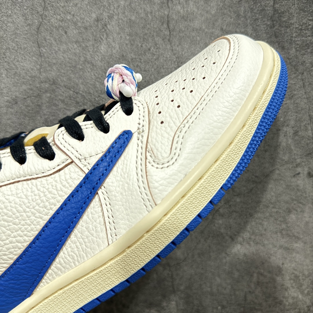 图片[6]-【莞顶LJR版本】Travis Scott x Air Jordan AJ1 Low OG SP TS联名倒钩低帮 白蓝闪电2.0 DM7866-104 市场风向标版本 圈内最强倒钩系列 高端零售裸鞋圈特供批次 产品品控稳定性领先行业 SZ原厂全套原楦原纸板冲刀磨具开发 原厂皮料加持 原厂港宝加持定型后跟R度完美 同源原厂电绣 鬼脸飞翼针数密度立体效果一致 百分百一致原鞋 原厂拉帮工艺 针距密度一致 后跟弧度收口自然不对折 极致一眼正品既视感 进口玻璃冲刀皮料裁剪零毛边 全鞋电脑针车工艺 品控清洁度最高QC检验标准 免检产品 原厂订购鞋盒、鞋标、防尘纸、鞋撑、鞋带 追求极致的原厂味道 尺码：36 36.5 37.5 38 38.5 39 40 40.5 41 42 42.5 43 44 44.5 45 45.5 46 47.5 48.5-选品中心