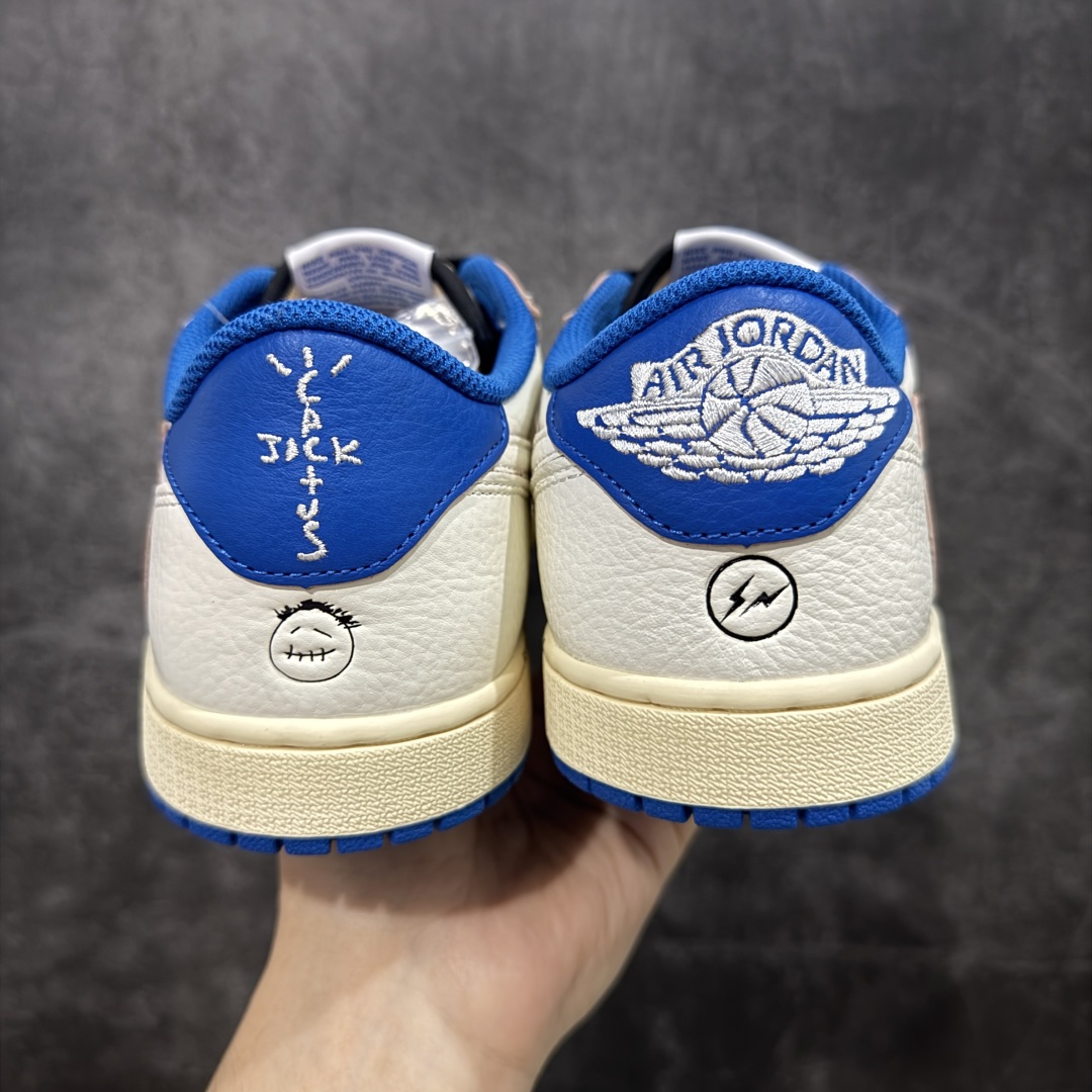 图片[4]-【莞顶LJR版本】Travis Scott x Air Jordan AJ1 Low OG SP TS联名倒钩低帮 白蓝闪电2.0 DM7866-104 市场风向标版本 圈内最强倒钩系列 高端零售裸鞋圈特供批次 产品品控稳定性领先行业 SZ原厂全套原楦原纸板冲刀磨具开发 原厂皮料加持 原厂港宝加持定型后跟R度完美 同源原厂电绣 鬼脸飞翼针数密度立体效果一致 百分百一致原鞋 原厂拉帮工艺 针距密度一致 后跟弧度收口自然不对折 极致一眼正品既视感 进口玻璃冲刀皮料裁剪零毛边 全鞋电脑针车工艺 品控清洁度最高QC检验标准 免检产品 原厂订购鞋盒、鞋标、防尘纸、鞋撑、鞋带 追求极致的原厂味道 尺码：36 36.5 37.5 38 38.5 39 40 40.5 41 42 42.5 43 44 44.5 45 45.5 46 47.5 48.5-选品中心
