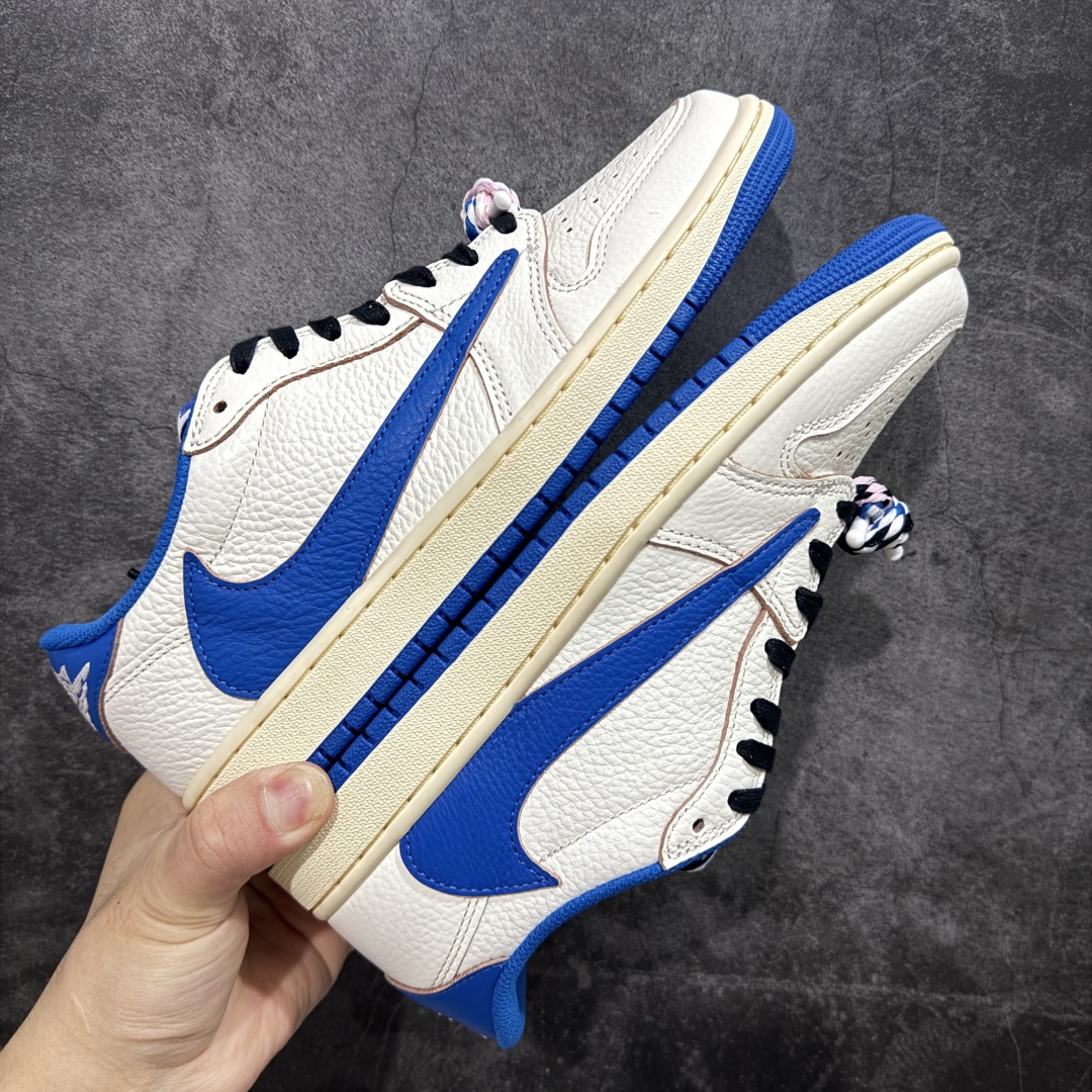 图片[2]-【莞顶LJR版本】Travis Scott x Air Jordan AJ1 Low OG SP TS联名倒钩低帮 白蓝闪电2.0 DM7866-104 市场风向标版本 圈内最强倒钩系列 高端零售裸鞋圈特供批次 产品品控稳定性领先行业 SZ原厂全套原楦原纸板冲刀磨具开发 原厂皮料加持 原厂港宝加持定型后跟R度完美 同源原厂电绣 鬼脸飞翼针数密度立体效果一致 百分百一致原鞋 原厂拉帮工艺 针距密度一致 后跟弧度收口自然不对折 极致一眼正品既视感 进口玻璃冲刀皮料裁剪零毛边 全鞋电脑针车工艺 品控清洁度最高QC检验标准 免检产品 原厂订购鞋盒、鞋标、防尘纸、鞋撑、鞋带 追求极致的原厂味道 尺码：36 36.5 37.5 38 38.5 39 40 40.5 41 42 42.5 43 44 44.5 45 45.5 46 47.5 48.5-选品中心
