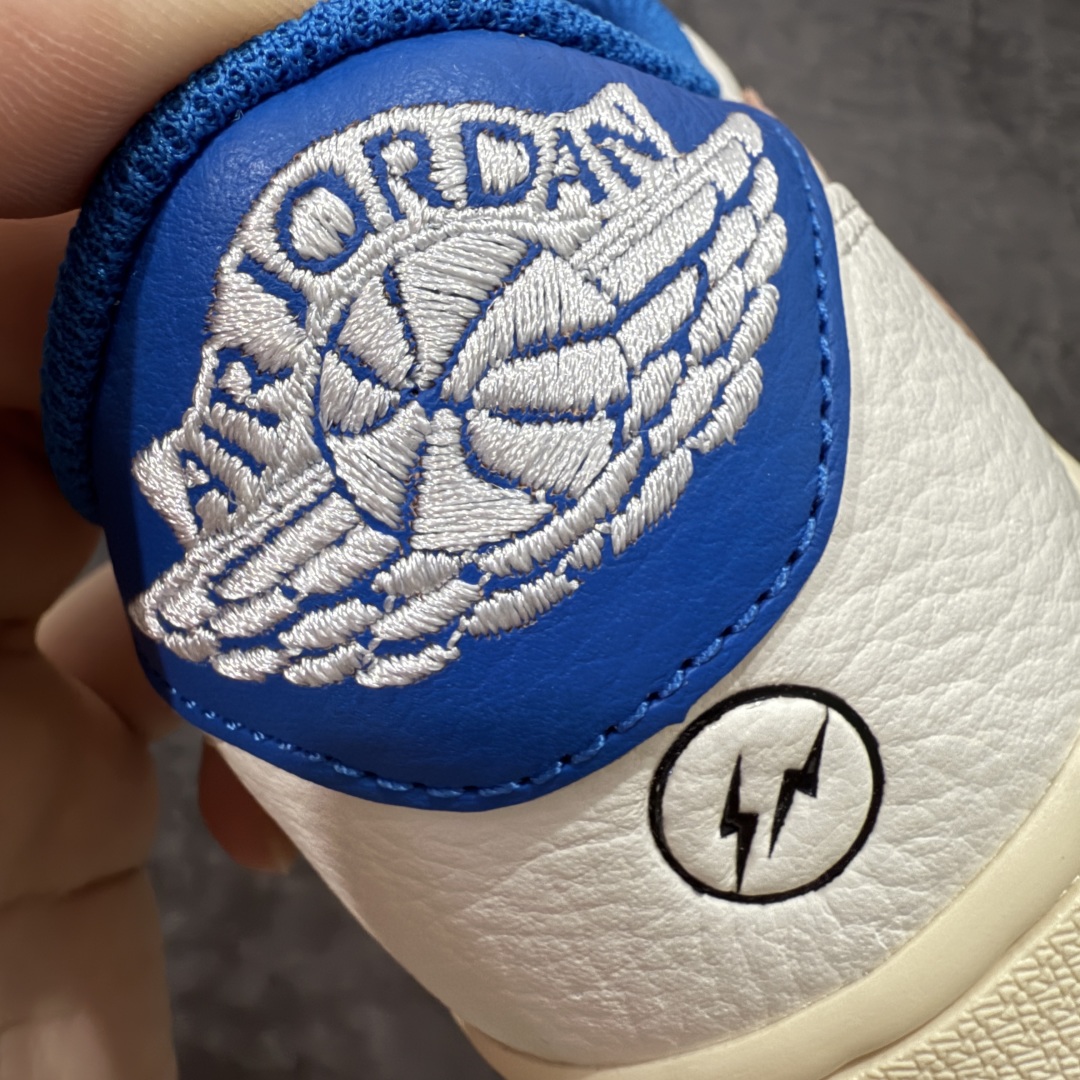 图片[5]-【莞顶LJR版本】Travis Scott x Air Jordan AJ1 Low OG SP TS联名倒钩低帮 白蓝闪电2.0 DM7866-104 市场风向标版本 圈内最强倒钩系列 高端零售裸鞋圈特供批次 产品品控稳定性领先行业 SZ原厂全套原楦原纸板冲刀磨具开发 原厂皮料加持 原厂港宝加持定型后跟R度完美 同源原厂电绣 鬼脸飞翼针数密度立体效果一致 百分百一致原鞋 原厂拉帮工艺 针距密度一致 后跟弧度收口自然不对折 极致一眼正品既视感 进口玻璃冲刀皮料裁剪零毛边 全鞋电脑针车工艺 品控清洁度最高QC检验标准 免检产品 原厂订购鞋盒、鞋标、防尘纸、鞋撑、鞋带 追求极致的原厂味道 尺码：36 36.5 37.5 38 38.5 39 40 40.5 41 42 42.5 43 44 44.5 45 45.5 46 47.5 48.5-选品中心