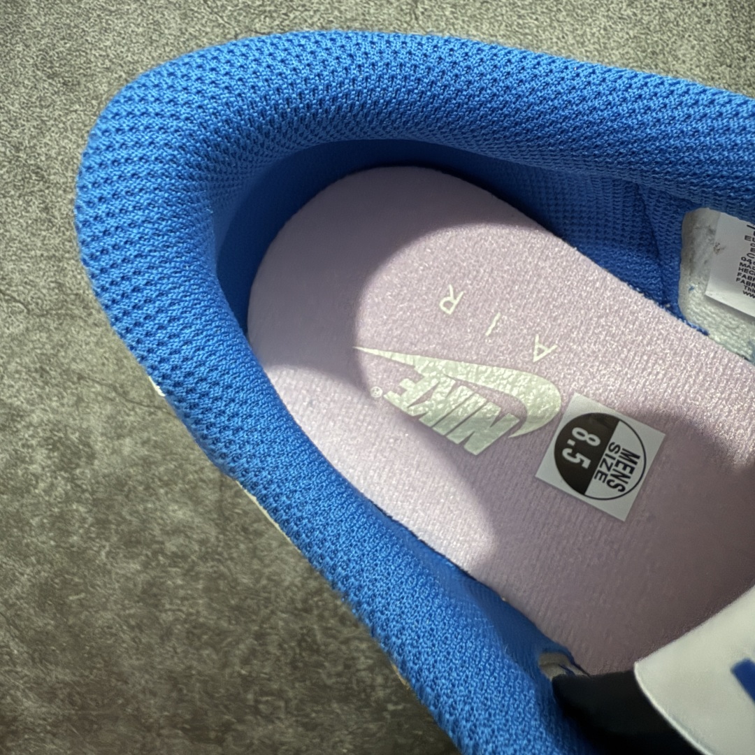 图片[13]-【莞顶LJR版本】Travis Scott x Air Jordan AJ1 Low OG SP TS联名倒钩低帮 白蓝闪电2.0 DM7866-104 市场风向标版本 圈内最强倒钩系列 高端零售裸鞋圈特供批次 产品品控稳定性领先行业 SZ原厂全套原楦原纸板冲刀磨具开发 原厂皮料加持 原厂港宝加持定型后跟R度完美 同源原厂电绣 鬼脸飞翼针数密度立体效果一致 百分百一致原鞋 原厂拉帮工艺 针距密度一致 后跟弧度收口自然不对折 极致一眼正品既视感 进口玻璃冲刀皮料裁剪零毛边 全鞋电脑针车工艺 品控清洁度最高QC检验标准 免检产品 原厂订购鞋盒、鞋标、防尘纸、鞋撑、鞋带 追求极致的原厂味道 尺码：36 36.5 37.5 38 38.5 39 40 40.5 41 42 42.5 43 44 44.5 45 45.5 46 47.5 48.5-选品中心