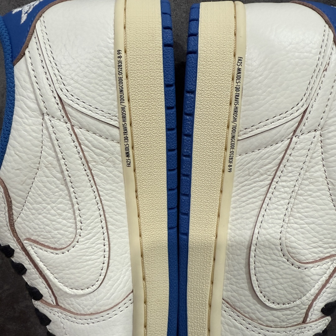 图片[4]-【莞顶LJR版本】Travis Scott x Air Jordan AJ1 Low OG SP TS联名倒钩低帮 白蓝闪电2.0 DM7866-104 市场风向标版本 圈内最强倒钩系列 高端零售裸鞋圈特供批次 产品品控稳定性领先行业 SZ原厂全套原楦原纸板冲刀磨具开发 原厂皮料加持 原厂港宝加持定型后跟R度完美 同源原厂电绣 鬼脸飞翼针数密度立体效果一致 百分百一致原鞋 原厂拉帮工艺 针距密度一致 后跟弧度收口自然不对折 极致一眼正品既视感 进口玻璃冲刀皮料裁剪零毛边 全鞋电脑针车工艺 品控清洁度最高QC检验标准 免检产品 原厂订购鞋盒、鞋标、防尘纸、鞋撑、鞋带 追求极致的原厂味道 尺码：36 36.5 37.5 38 38.5 39 40 40.5 41 42 42.5 43 44 44.5 45 45.5 46 47.5 48.5-选品中心