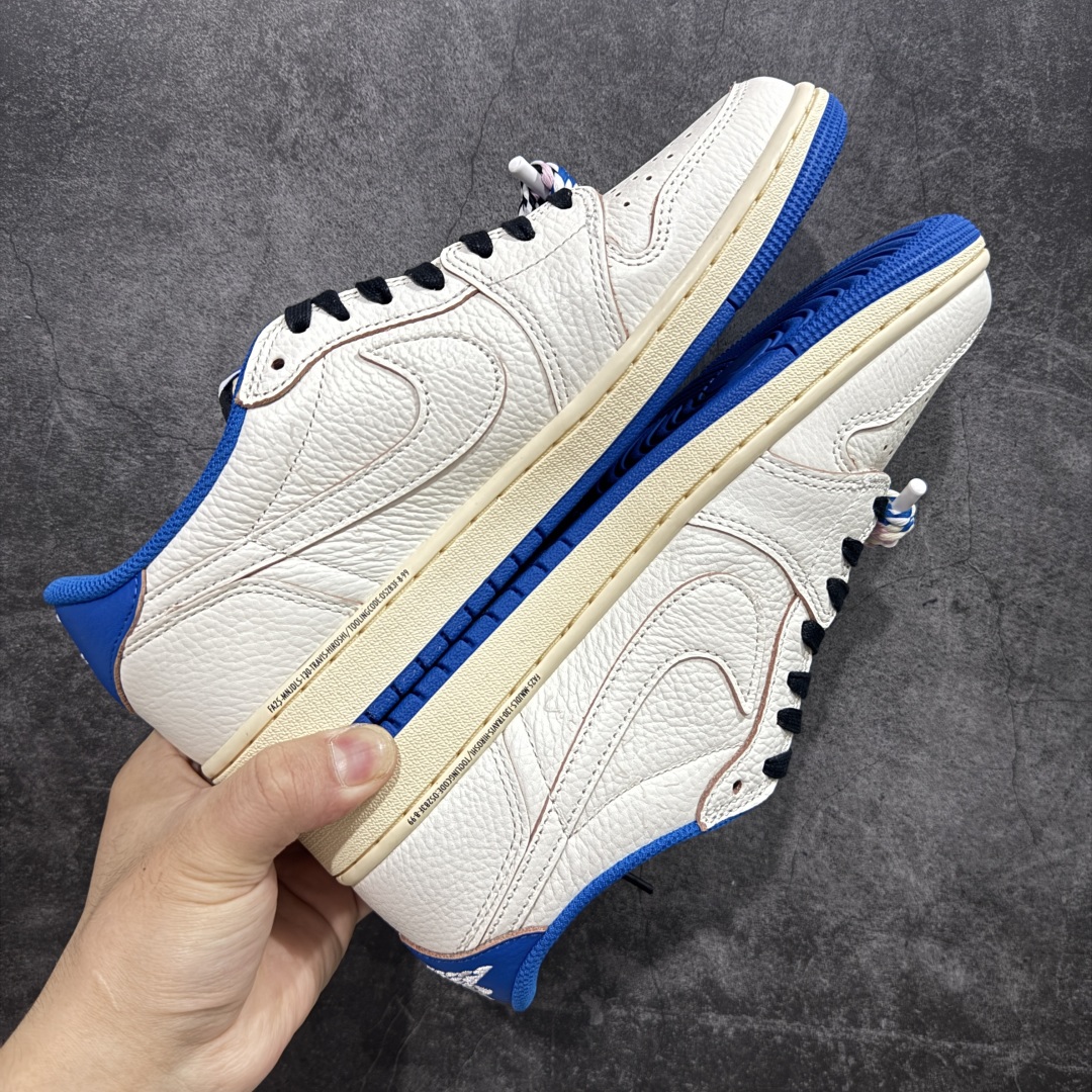 图片[3]-【莞顶LJR版本】Travis Scott x Air Jordan AJ1 Low OG SP TS联名倒钩低帮 白蓝闪电2.0 DM7866-104 市场风向标版本 圈内最强倒钩系列 高端零售裸鞋圈特供批次 产品品控稳定性领先行业 SZ原厂全套原楦原纸板冲刀磨具开发 原厂皮料加持 原厂港宝加持定型后跟R度完美 同源原厂电绣 鬼脸飞翼针数密度立体效果一致 百分百一致原鞋 原厂拉帮工艺 针距密度一致 后跟弧度收口自然不对折 极致一眼正品既视感 进口玻璃冲刀皮料裁剪零毛边 全鞋电脑针车工艺 品控清洁度最高QC检验标准 免检产品 原厂订购鞋盒、鞋标、防尘纸、鞋撑、鞋带 追求极致的原厂味道 尺码：36 36.5 37.5 38 38.5 39 40 40.5 41 42 42.5 43 44 44.5 45 45.5 46 47.5 48.5-选品中心