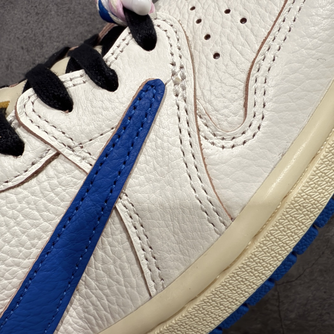 图片[8]-【莞顶LJR版本】Travis Scott x Air Jordan AJ1 Low OG SP TS联名倒钩低帮 白蓝闪电2.0 DM7866-104 市场风向标版本 圈内最强倒钩系列 高端零售裸鞋圈特供批次 产品品控稳定性领先行业 SZ原厂全套原楦原纸板冲刀磨具开发 原厂皮料加持 原厂港宝加持定型后跟R度完美 同源原厂电绣 鬼脸飞翼针数密度立体效果一致 百分百一致原鞋 原厂拉帮工艺 针距密度一致 后跟弧度收口自然不对折 极致一眼正品既视感 进口玻璃冲刀皮料裁剪零毛边 全鞋电脑针车工艺 品控清洁度最高QC检验标准 免检产品 原厂订购鞋盒、鞋标、防尘纸、鞋撑、鞋带 追求极致的原厂味道 尺码：36 36.5 37.5 38 38.5 39 40 40.5 41 42 42.5 43 44 44.5 45 45.5 46 47.5 48.5-选品中心