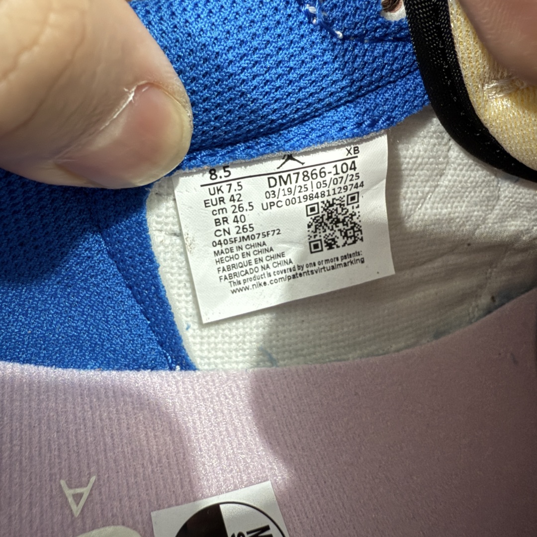 图片[12]-【莞顶LJR版本】Travis Scott x Air Jordan AJ1 Low OG SP TS联名倒钩低帮 白蓝闪电2.0 DM7866-104 市场风向标版本 圈内最强倒钩系列 高端零售裸鞋圈特供批次 产品品控稳定性领先行业 SZ原厂全套原楦原纸板冲刀磨具开发 原厂皮料加持 原厂港宝加持定型后跟R度完美 同源原厂电绣 鬼脸飞翼针数密度立体效果一致 百分百一致原鞋 原厂拉帮工艺 针距密度一致 后跟弧度收口自然不对折 极致一眼正品既视感 进口玻璃冲刀皮料裁剪零毛边 全鞋电脑针车工艺 品控清洁度最高QC检验标准 免检产品 原厂订购鞋盒、鞋标、防尘纸、鞋撑、鞋带 追求极致的原厂味道 尺码：36 36.5 37.5 38 38.5 39 40 40.5 41 42 42.5 43 44 44.5 45 45.5 46 47.5 48.5-选品中心