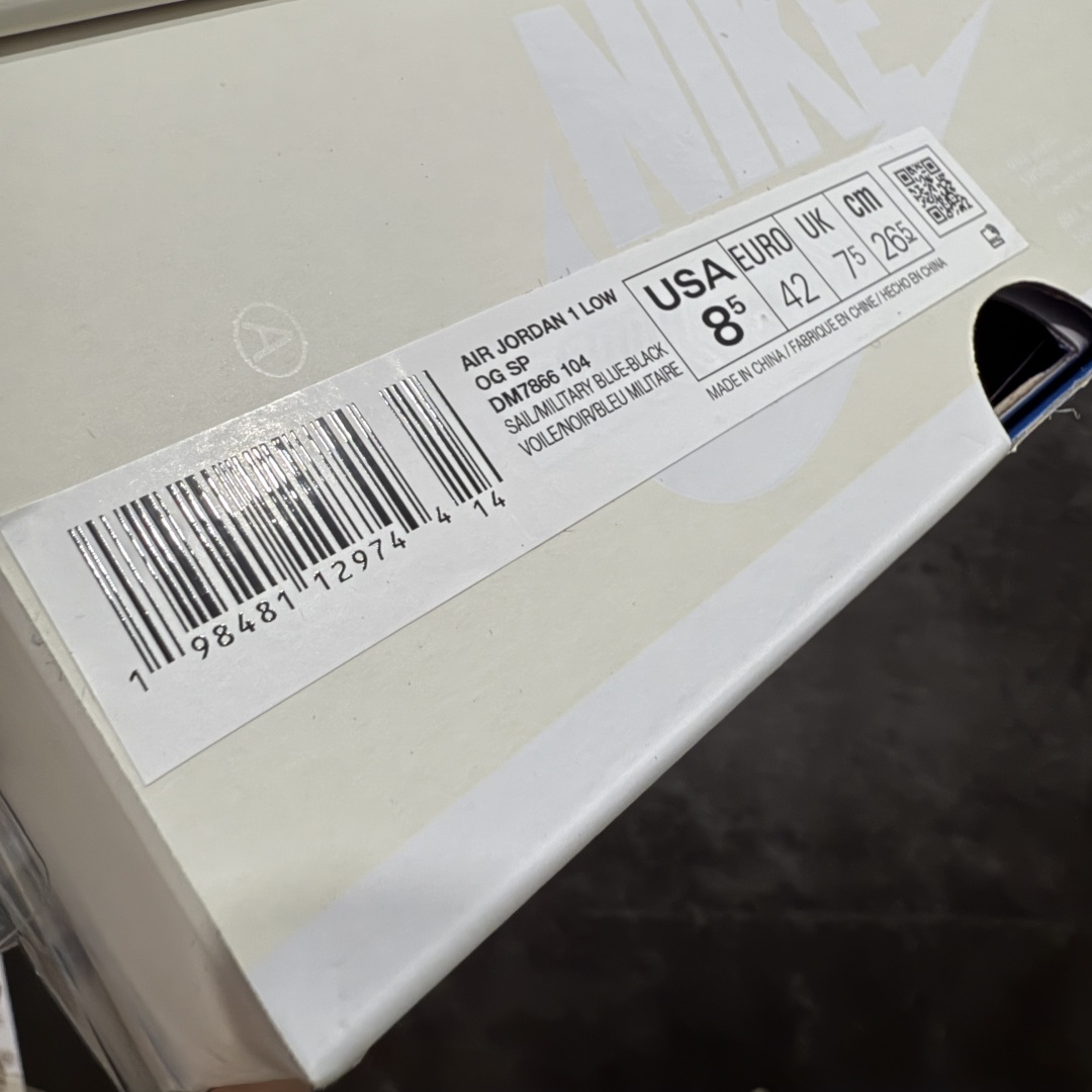 图片[19]-【莞顶LJR版本】Travis Scott x Air Jordan AJ1 Low OG SP TS联名倒钩低帮 白蓝闪电2.0 DM7866-104 市场风向标版本 圈内最强倒钩系列 高端零售裸鞋圈特供批次 产品品控稳定性领先行业 SZ原厂全套原楦原纸板冲刀磨具开发 原厂皮料加持 原厂港宝加持定型后跟R度完美 同源原厂电绣 鬼脸飞翼针数密度立体效果一致 百分百一致原鞋 原厂拉帮工艺 针距密度一致 后跟弧度收口自然不对折 极致一眼正品既视感 进口玻璃冲刀皮料裁剪零毛边 全鞋电脑针车工艺 品控清洁度最高QC检验标准 免检产品 原厂订购鞋盒、鞋标、防尘纸、鞋撑、鞋带 追求极致的原厂味道 尺码：36 36.5 37.5 38 38.5 39 40 40.5 41 42 42.5 43 44 44.5 45 45.5 46 47.5 48.5-选品中心
