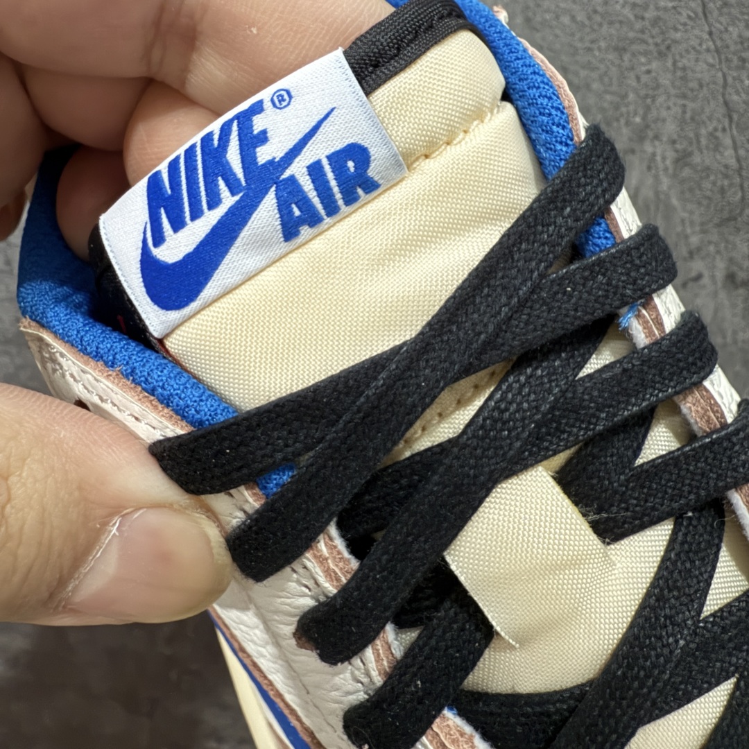 图片[10]-【莞顶LJR版本】Travis Scott x Air Jordan AJ1 Low OG SP TS联名倒钩低帮 白蓝闪电2.0 DM7866-104 市场风向标版本 圈内最强倒钩系列 高端零售裸鞋圈特供批次 产品品控稳定性领先行业 SZ原厂全套原楦原纸板冲刀磨具开发 原厂皮料加持 原厂港宝加持定型后跟R度完美 同源原厂电绣 鬼脸飞翼针数密度立体效果一致 百分百一致原鞋 原厂拉帮工艺 针距密度一致 后跟弧度收口自然不对折 极致一眼正品既视感 进口玻璃冲刀皮料裁剪零毛边 全鞋电脑针车工艺 品控清洁度最高QC检验标准 免检产品 原厂订购鞋盒、鞋标、防尘纸、鞋撑、鞋带 追求极致的原厂味道 尺码：36 36.5 37.5 38 38.5 39 40 40.5 41 42 42.5 43 44 44.5 45 45.5 46 47.5 48.5-选品中心