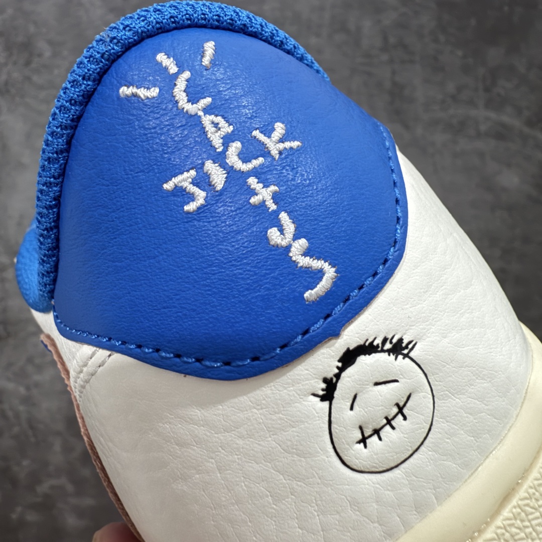 图片[6]-【莞顶LJR版本】Travis Scott x Air Jordan AJ1 Low OG SP TS联名倒钩低帮 白蓝闪电2.0 DM7866-104 市场风向标版本 圈内最强倒钩系列 高端零售裸鞋圈特供批次 产品品控稳定性领先行业 SZ原厂全套原楦原纸板冲刀磨具开发 原厂皮料加持 原厂港宝加持定型后跟R度完美 同源原厂电绣 鬼脸飞翼针数密度立体效果一致 百分百一致原鞋 原厂拉帮工艺 针距密度一致 后跟弧度收口自然不对折 极致一眼正品既视感 进口玻璃冲刀皮料裁剪零毛边 全鞋电脑针车工艺 品控清洁度最高QC检验标准 免检产品 原厂订购鞋盒、鞋标、防尘纸、鞋撑、鞋带 追求极致的原厂味道 尺码：36 36.5 37.5 38 38.5 39 40 40.5 41 42 42.5 43 44 44.5 45 45.5 46 47.5 48.5-选品中心