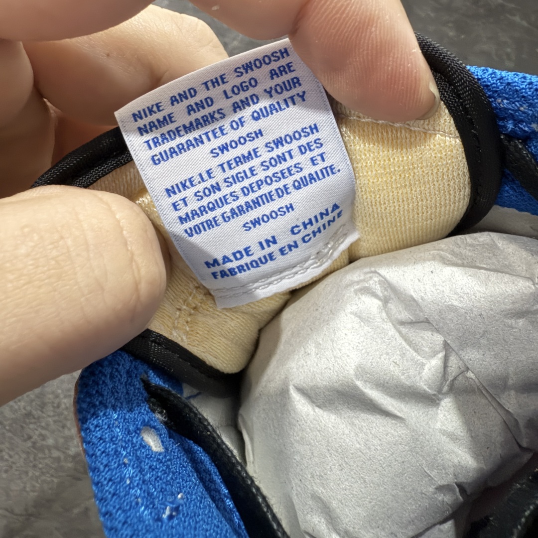 图片[11]-【莞顶LJR版本】Travis Scott x Air Jordan AJ1 Low OG SP TS联名倒钩低帮 白蓝闪电2.0 DM7866-104 市场风向标版本 圈内最强倒钩系列 高端零售裸鞋圈特供批次 产品品控稳定性领先行业 SZ原厂全套原楦原纸板冲刀磨具开发 原厂皮料加持 原厂港宝加持定型后跟R度完美 同源原厂电绣 鬼脸飞翼针数密度立体效果一致 百分百一致原鞋 原厂拉帮工艺 针距密度一致 后跟弧度收口自然不对折 极致一眼正品既视感 进口玻璃冲刀皮料裁剪零毛边 全鞋电脑针车工艺 品控清洁度最高QC检验标准 免检产品 原厂订购鞋盒、鞋标、防尘纸、鞋撑、鞋带 追求极致的原厂味道 尺码：36 36.5 37.5 38 38.5 39 40 40.5 41 42 42.5 43 44 44.5 45 45.5 46 47.5 48.5-选品中心