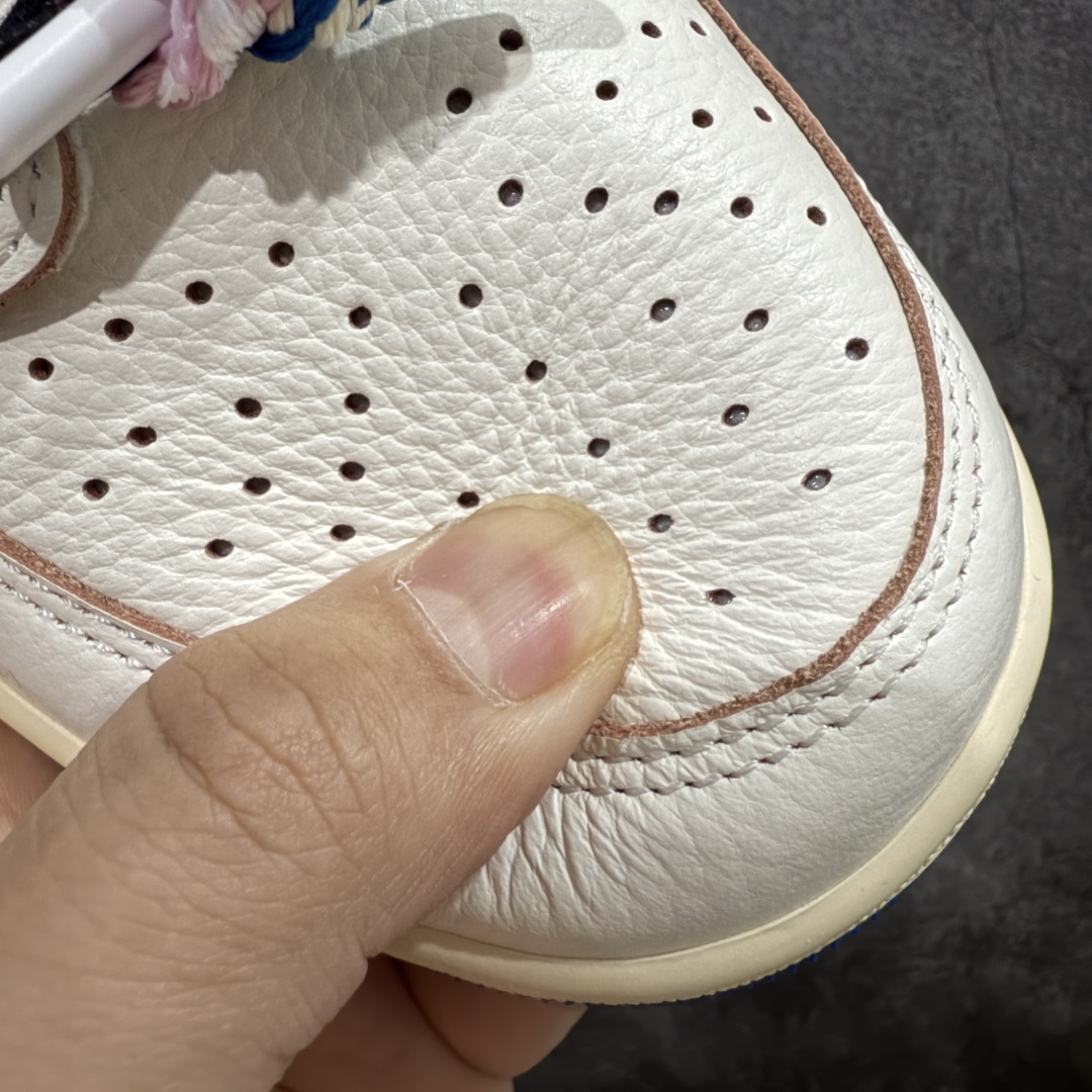 图片[9]-【莞顶LJR版本】Travis Scott x Air Jordan AJ1 Low OG SP TS联名倒钩低帮 白蓝闪电2.0 DM7866-104 市场风向标版本 圈内最强倒钩系列 高端零售裸鞋圈特供批次 产品品控稳定性领先行业 SZ原厂全套原楦原纸板冲刀磨具开发 原厂皮料加持 原厂港宝加持定型后跟R度完美 同源原厂电绣 鬼脸飞翼针数密度立体效果一致 百分百一致原鞋 原厂拉帮工艺 针距密度一致 后跟弧度收口自然不对折 极致一眼正品既视感 进口玻璃冲刀皮料裁剪零毛边 全鞋电脑针车工艺 品控清洁度最高QC检验标准 免检产品 原厂订购鞋盒、鞋标、防尘纸、鞋撑、鞋带 追求极致的原厂味道 尺码：36 36.5 37.5 38 38.5 39 40 40.5 41 42 42.5 43 44 44.5 45 45.5 46 47.5 48.5-选品中心