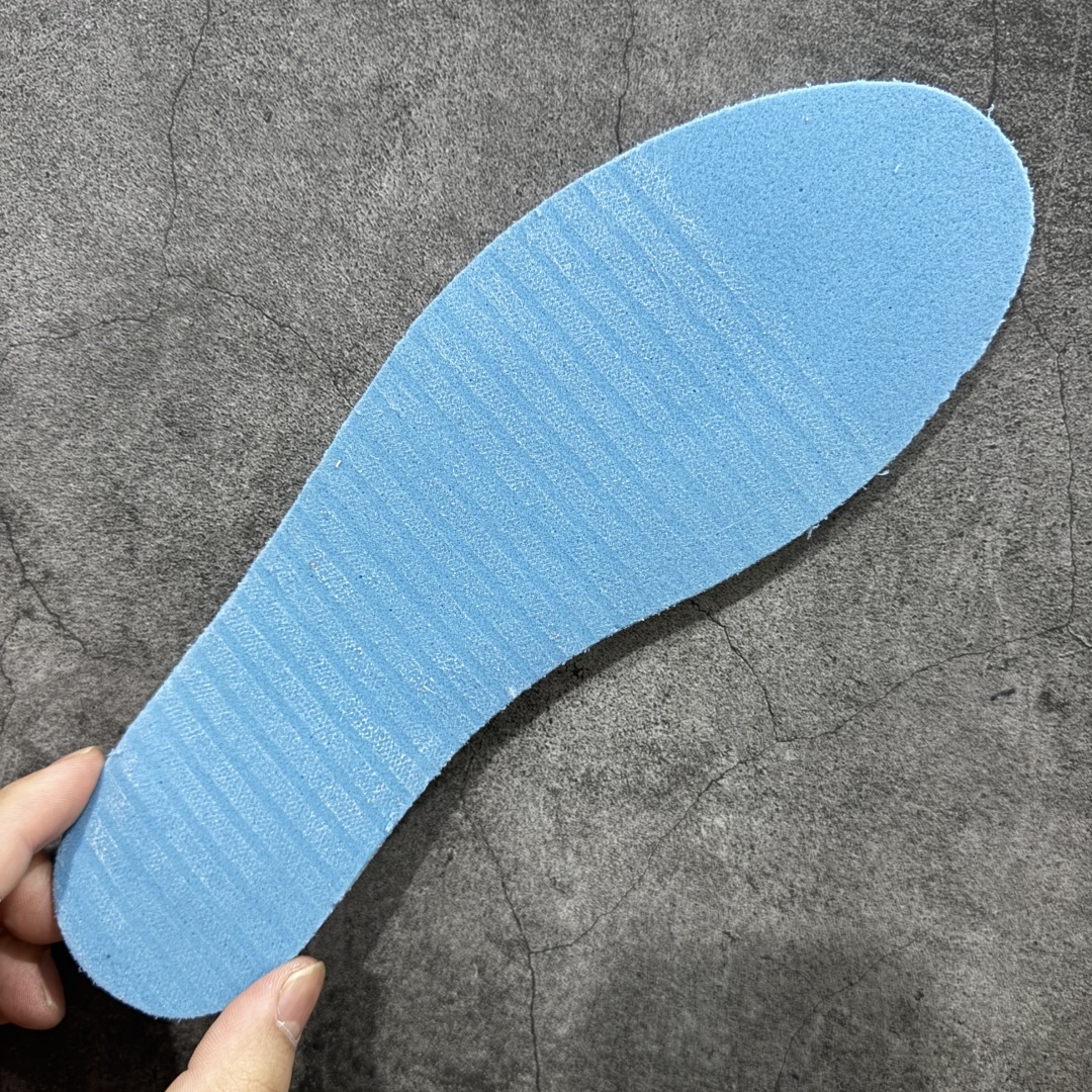 图片[18]-【莞顶LJR版本】Travis Scott x Air Jordan AJ1 Low OG SP TS联名倒钩低帮 白蓝闪电2.0 DM7866-104 市场风向标版本 圈内最强倒钩系列 高端零售裸鞋圈特供批次 产品品控稳定性领先行业 SZ原厂全套原楦原纸板冲刀磨具开发 原厂皮料加持 原厂港宝加持定型后跟R度完美 同源原厂电绣 鬼脸飞翼针数密度立体效果一致 百分百一致原鞋 原厂拉帮工艺 针距密度一致 后跟弧度收口自然不对折 极致一眼正品既视感 进口玻璃冲刀皮料裁剪零毛边 全鞋电脑针车工艺 品控清洁度最高QC检验标准 免检产品 原厂订购鞋盒、鞋标、防尘纸、鞋撑、鞋带 追求极致的原厂味道 尺码：36 36.5 37.5 38 38.5 39 40 40.5 41 42 42.5 43 44 44.5 45 45.5 46 47.5 48.5-选品中心