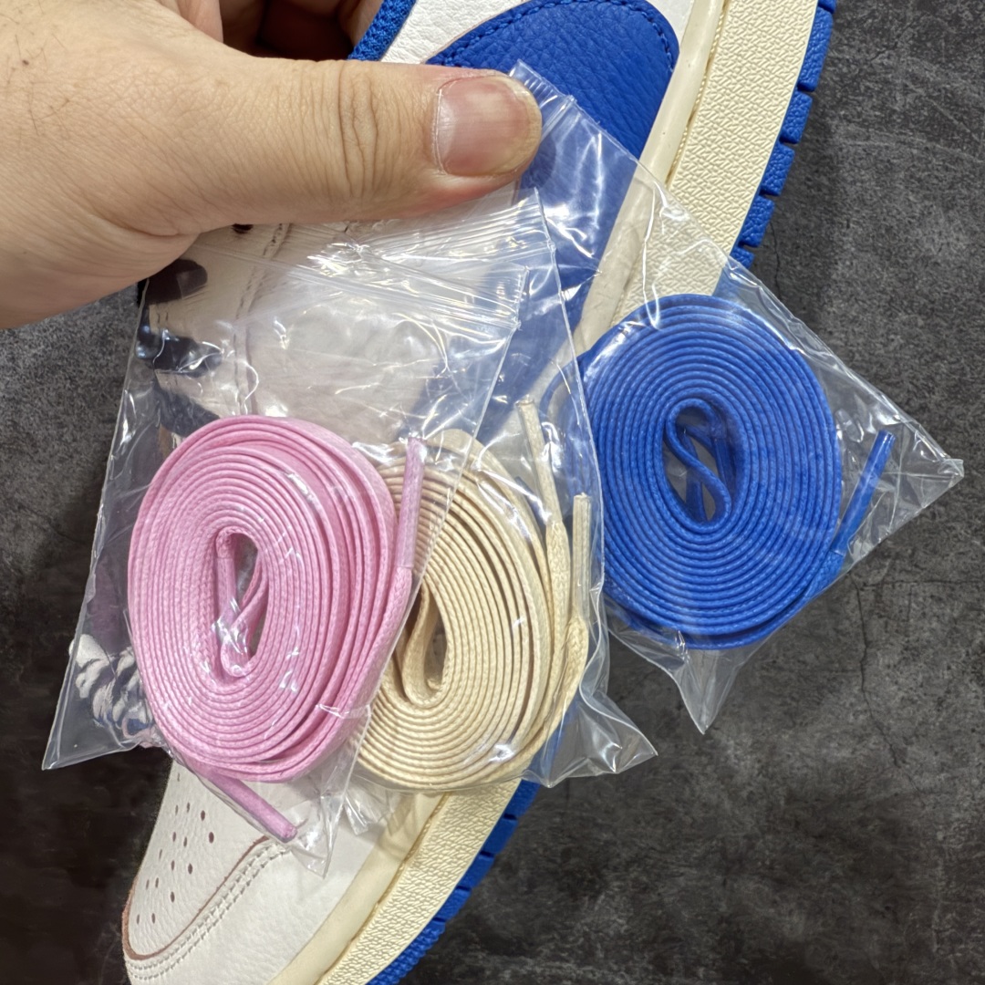 图片[16]-【莞顶LJR版本】Travis Scott x Air Jordan AJ1 Low OG SP TS联名倒钩低帮 白蓝闪电2.0 DM7866-104 市场风向标版本 圈内最强倒钩系列 高端零售裸鞋圈特供批次 产品品控稳定性领先行业 SZ原厂全套原楦原纸板冲刀磨具开发 原厂皮料加持 原厂港宝加持定型后跟R度完美 同源原厂电绣 鬼脸飞翼针数密度立体效果一致 百分百一致原鞋 原厂拉帮工艺 针距密度一致 后跟弧度收口自然不对折 极致一眼正品既视感 进口玻璃冲刀皮料裁剪零毛边 全鞋电脑针车工艺 品控清洁度最高QC检验标准 免检产品 原厂订购鞋盒、鞋标、防尘纸、鞋撑、鞋带 追求极致的原厂味道 尺码：36 36.5 37.5 38 38.5 39 40 40.5 41 42 42.5 43 44 44.5 45 45.5 46 47.5 48.5-选品中心