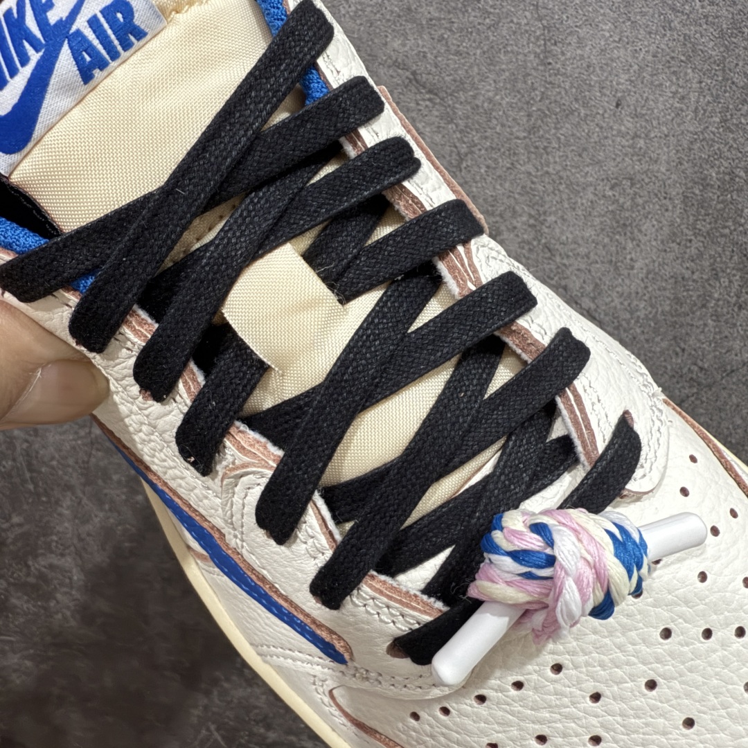 图片[15]-【莞顶LJR版本】Travis Scott x Air Jordan AJ1 Low OG SP TS联名倒钩低帮 白蓝闪电2.0 DM7866-104 市场风向标版本 圈内最强倒钩系列 高端零售裸鞋圈特供批次 产品品控稳定性领先行业 SZ原厂全套原楦原纸板冲刀磨具开发 原厂皮料加持 原厂港宝加持定型后跟R度完美 同源原厂电绣 鬼脸飞翼针数密度立体效果一致 百分百一致原鞋 原厂拉帮工艺 针距密度一致 后跟弧度收口自然不对折 极致一眼正品既视感 进口玻璃冲刀皮料裁剪零毛边 全鞋电脑针车工艺 品控清洁度最高QC检验标准 免检产品 原厂订购鞋盒、鞋标、防尘纸、鞋撑、鞋带 追求极致的原厂味道 尺码：36 36.5 37.5 38 38.5 39 40 40.5 41 42 42.5 43 44 44.5 45 45.5 46 47.5 48.5-选品中心