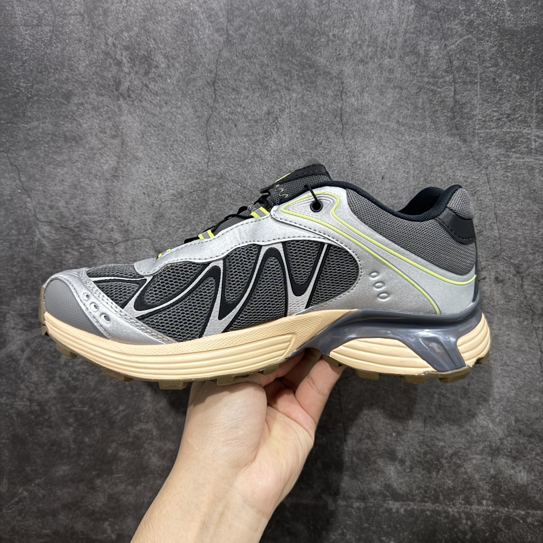 图片[2]-【666版本】SALOMON 萨洛蒙 XT-WHISPER 舒适百搭耐磨轻便低帮 休闲越野训练城市通勤跑步鞋 男女同款 棕银色 纯原外贸平台特供订单 耗时半年巨作 #全套原纸板楦头开发 #原厂特供网布配套加持 #确保原汁原味 完美呈现版型 #原档数据独家私模五层组合大底 #男女鞋同步官方开发至46 #原装Ortholite轻量化鞋垫 #中底布带钢印编号 原厂TPU锁扣 #进口港宝加持 后跟自然饱满 还原公司包裹性 #鞋面采用SENSIFT贴合技术 #全方位贴合包裹脚型 #鞋跟部鞋底牵引设计 #提供强大的抓地性能 #更适应野外崎岖不平的道路 #基于 SALOMON 初代 XT 鞋身造型并搭载 4D ADVANCED CHASSIS™ 大底打造而成 为这款 XT-WHISPER 带来了多项足部控制与保护等功能性 如在运动过程中控制左右晃动的过程而提高稳定性、改善长途越野过程中足中到足尖的过渡、提高感知岩石的精确度以抵抗尖锐物体对脚底的伤害以及采用动态缓冲来增强穿着舒适感 从而减轻疲劳感 使 XT-WHISPER 成为一双舒适且安全的户外之履 货号：477611 尺码：36 36.5 37.5 38 38.5 39 40 40.5 41 42 42.5 43 44 45 46-选品中心