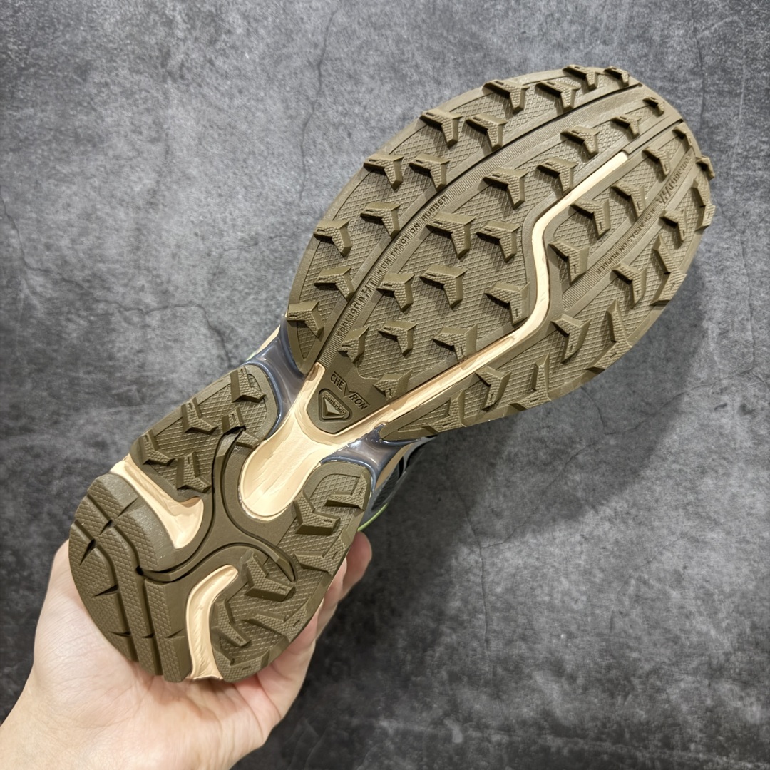 图片[9]-【666版本】SALOMON 萨洛蒙 XT-WHISPER 舒适百搭耐磨轻便低帮 休闲越野训练城市通勤跑步鞋 男女同款 棕银色 纯原外贸平台特供订单 耗时半年巨作 #全套原纸板楦头开发 #原厂特供网布配套加持 #确保原汁原味 完美呈现版型 #原档数据独家私模五层组合大底 #男女鞋同步官方开发至46 #原装Ortholite轻量化鞋垫 #中底布带钢印编号 原厂TPU锁扣 #进口港宝加持 后跟自然饱满 还原公司包裹性 #鞋面采用SENSIFT贴合技术 #全方位贴合包裹脚型 #鞋跟部鞋底牵引设计 #提供强大的抓地性能 #更适应野外崎岖不平的道路 #基于 SALOMON 初代 XT 鞋身造型并搭载 4D ADVANCED CHASSIS™ 大底打造而成 为这款 XT-WHISPER 带来了多项足部控制与保护等功能性 如在运动过程中控制左右晃动的过程而提高稳定性、改善长途越野过程中足中到足尖的过渡、提高感知岩石的精确度以抵抗尖锐物体对脚底的伤害以及采用动态缓冲来增强穿着舒适感 从而减轻疲劳感 使 XT-WHISPER 成为一双舒适且安全的户外之履 货号：477611 尺码：36 36.5 37.5 38 38.5 39 40 40.5 41 42 42.5 43 44 45 46-选品中心