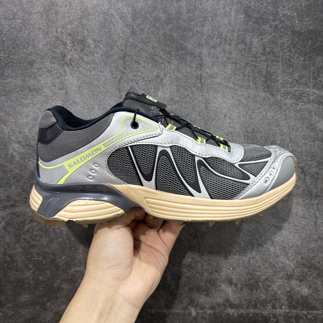 【666版本】SALOMON 萨洛蒙 XT-WHISPER 舒适百搭耐磨轻便低帮 休闲越野训练城市通勤跑步鞋 男女同款 棕银色 纯原外贸平台特供订单 耗时半年巨作 #全套原纸板楦头开发 #原厂特供网布配套加持 #确保原汁原味 完美呈现版型 #原档数据独家私模五层组合大底 #男女鞋同步官方开发至46 #原装Ortholite轻量化鞋垫 #中底布带钢印编号 原厂TPU锁扣 #进口港宝加持 后跟自然饱满 还原公司包裹性 #鞋面采用SENSIFT贴合技术 #全方位贴合包裹脚型 #鞋跟部鞋底牵引设计 #提供强大的抓地性能 #更适应野外崎岖不平的道路 #基于 SALOMON 初代 XT 鞋身造型并搭载 4D ADVANCED CHASSIS™ 大底打造而成 为这款 XT-WHISPER 带来了多项足部控制与保护等功能性 如在运动过程中控制左右晃动的过程而提高稳定性、改善长途越野过程中足中到足尖的过渡、提高感知岩石的精确度以抵抗尖锐物体对脚底的伤害以及采用动态缓冲来增强穿着舒适感 从而减轻疲劳感 使 XT-WHISPER 成为一双舒适且安全的户外之履 货号:477611 尺码:36 36.5 37.5 38 38.5 39 40 40.5 41 42 42.5 43 44 45 46-选品中心