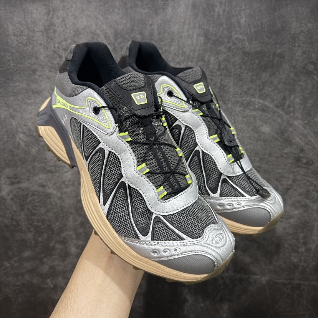 【666版本】SALOMON 萨洛蒙 XT-WHISPER 舒适百搭耐磨轻便低帮 休闲越野训练城市通勤跑步鞋 男女同款 棕银色 纯原外贸平台特供订单 耗时半年巨作 #全套原纸板楦头开发 #原厂特供网布配套加持 #确保原汁原味 完美呈现版型 #原档数据独家私模五层组合大底 #男女鞋同步官方开发至46 #原装Ortholite轻量化鞋垫 #中底布带钢印编号 原厂TPU锁扣 #进口港宝加持 后跟自然饱满 还原公司包裹性 #鞋面采用SENSIFT贴合技术 #全方位贴合包裹脚型 #鞋跟部鞋底牵引设计 #提供强大的抓地性能 #更适应野外崎岖不平的道路 #基于 SALOMON 初代 XT 鞋身造型并搭载 4D ADVANCED CHASSIS™ 大底打造而成 为这款 XT-WHISPER 带来了多项足部控制与保护等功能性 如在运动过程中控制左右晃动的过程而提高稳定性、改善长途越野过程中足中到足尖的过渡、提高感知岩石的精确度以抵抗尖锐物体对脚底的伤害以及采用动态缓冲来增强穿着舒适感 从而减轻疲劳感 使 XT-WHISPER 成为一双舒适且安全的户外之履 货号:477611 尺码:36 36.5 37.5 38 38.5 39 40 40.5 41 42 42.5 43 44 45 46-选品中心