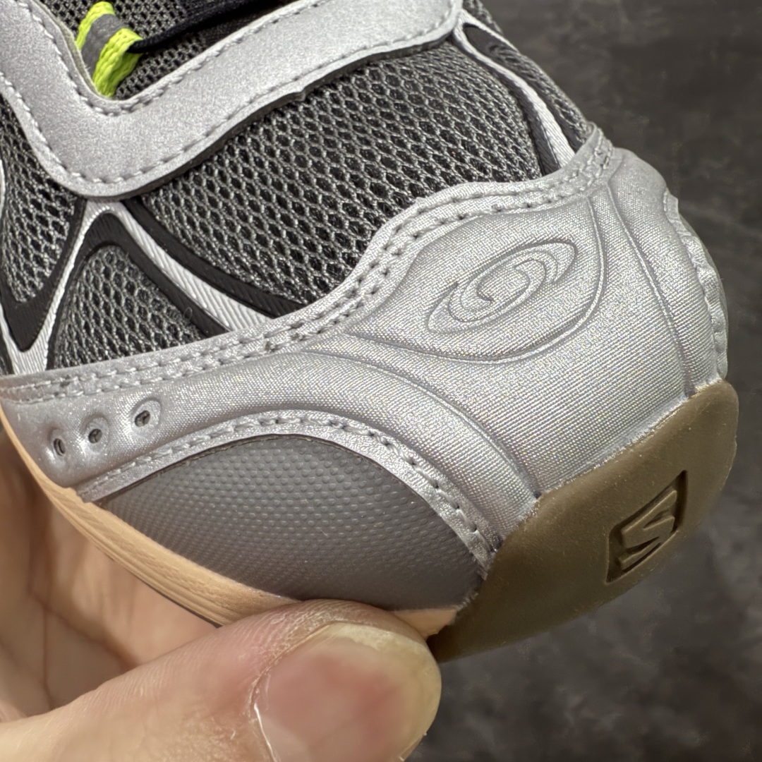 图片[5]-【666版本】SALOMON 萨洛蒙 XT-WHISPER 舒适百搭耐磨轻便低帮 休闲越野训练城市通勤跑步鞋 男女同款 棕银色 纯原外贸平台特供订单 耗时半年巨作 #全套原纸板楦头开发 #原厂特供网布配套加持 #确保原汁原味 完美呈现版型 #原档数据独家私模五层组合大底 #男女鞋同步官方开发至46 #原装Ortholite轻量化鞋垫 #中底布带钢印编号 原厂TPU锁扣 #进口港宝加持 后跟自然饱满 还原公司包裹性 #鞋面采用SENSIFT贴合技术 #全方位贴合包裹脚型 #鞋跟部鞋底牵引设计 #提供强大的抓地性能 #更适应野外崎岖不平的道路 #基于 SALOMON 初代 XT 鞋身造型并搭载 4D ADVANCED CHASSIS™ 大底打造而成 为这款 XT-WHISPER 带来了多项足部控制与保护等功能性 如在运动过程中控制左右晃动的过程而提高稳定性、改善长途越野过程中足中到足尖的过渡、提高感知岩石的精确度以抵抗尖锐物体对脚底的伤害以及采用动态缓冲来增强穿着舒适感 从而减轻疲劳感 使 XT-WHISPER 成为一双舒适且安全的户外之履 货号：477611 尺码：36 36.5 37.5 38 38.5 39 40 40.5 41 42 42.5 43 44 45 46-选品中心