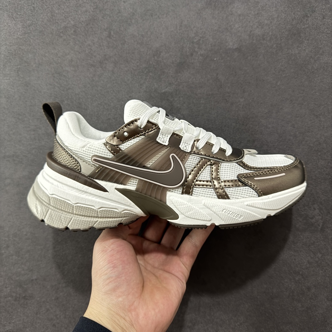 【公司级】NK V2k Runtekk 复古老爹鞋跑步鞋 HV6416-200 材质上使用大面积网眼 皮革 TPU 组成 支撑和透气性肯定不错 中底处由 Cushlon 泡绵打造 保证在压马路时可以提供优秀脚感 并通过一手做旧氧化效果突出复古感 中底造型很容易让大家联想到巴黎世家3XL 增高效果同样不能忽视 尺码:36-45-选品中心