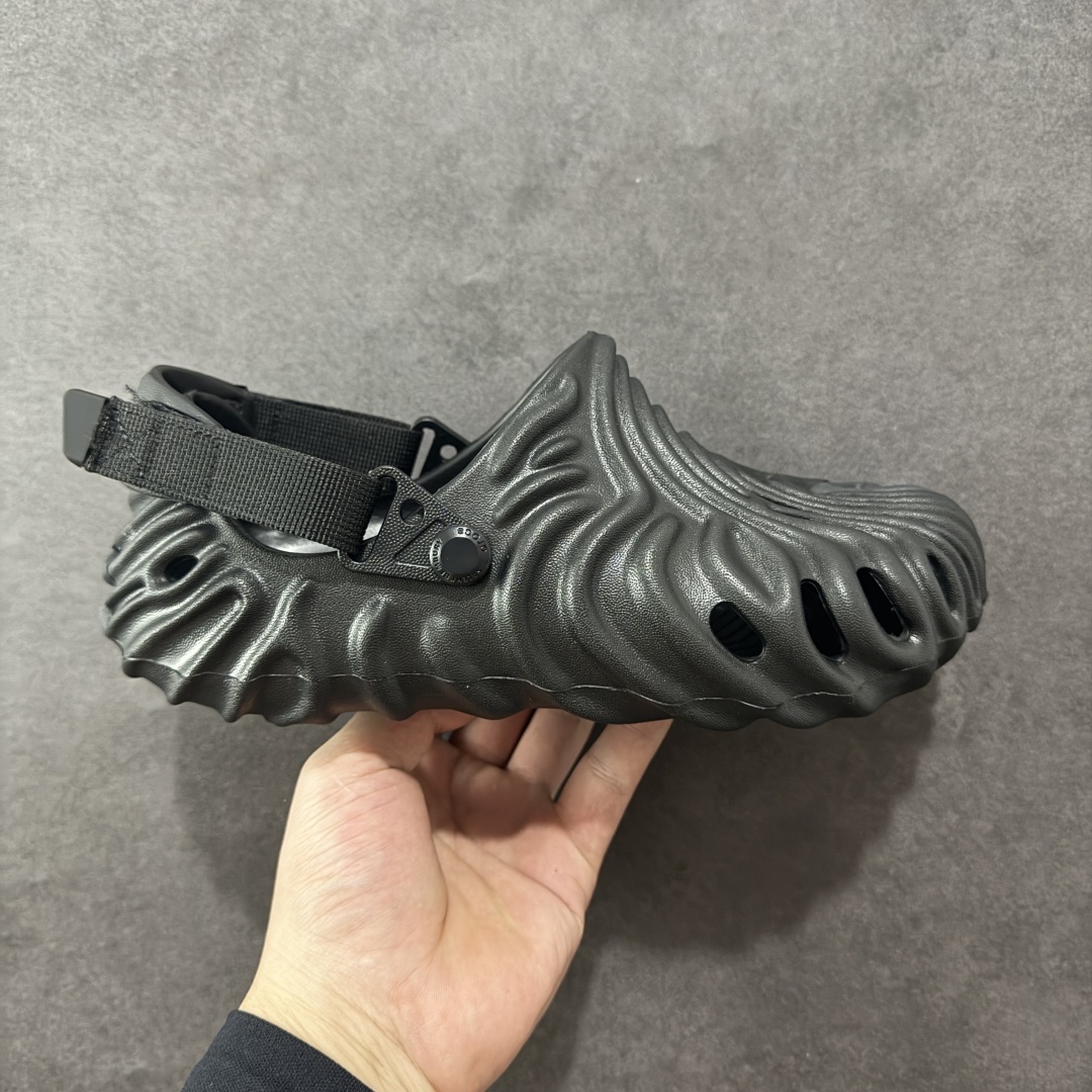 【小盒版】Salehe Bembury x Crocs Polle x Clog 卡骆驰指纹 莞产盒装卡骆驰指纹系列 美国休闲鞋履品牌·卡骆驰联乘新晋国际知名鞋类设计师Salehe Bembury x Crocs Pollex Clog 指纹式脊骨系列夏日沙滩室内外穿搭休闲涉水洞洞鞋凉拖鞋经典logo，活力十足；洞洞设计，使湿气排出，干爽舒适。轻盈舒适，缓 沖冲充满弹性；鞋底防滑耐磨 尺码：M4/W6=36-37(22cm) M5/W7=37-38(23cm) M6/W8=38-39(24cm) M7/W9=39-40(25cm) M8/W10=41-42(26cm) M9/W11=42-43(27cm) M10/W12=43-44(28cm) M11/W13=45-46(29cm)-选品中心