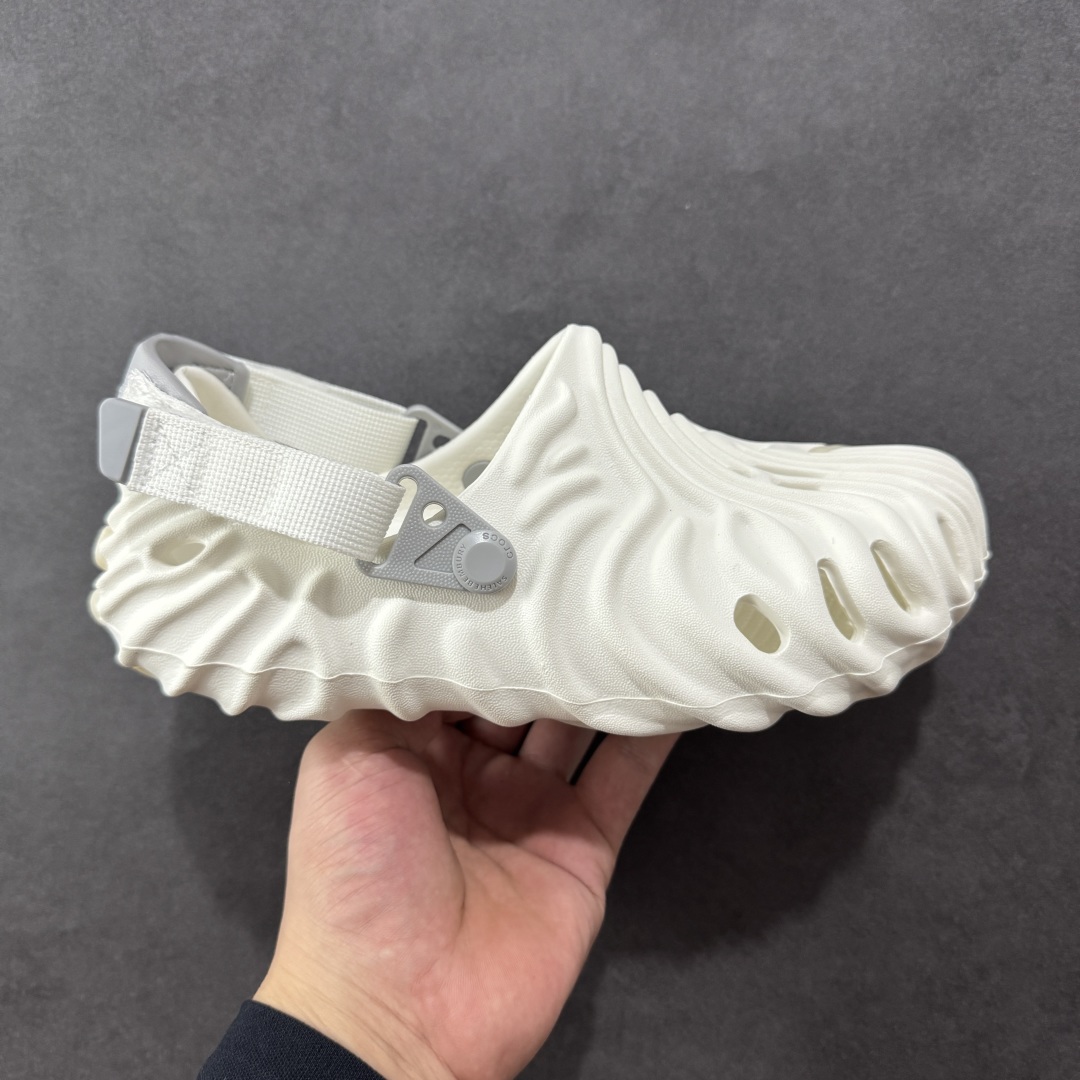 【小盒版】Salehe Bembury x Crocs Polle x Clog 卡骆驰指纹 莞产盒装卡骆驰指纹系列 美国休闲鞋履品牌·卡骆驰联乘新晋国际知名鞋类设计师Salehe Bembury x Crocs Pollex Clog 指纹式脊骨系列夏日沙滩室内外穿搭休闲涉水洞洞鞋凉拖鞋经典logo，活力十足；洞洞设计，使湿气排出，干爽舒适。轻盈舒适，缓 沖冲充满弹性；鞋底防滑耐磨 尺码：M4/W6=36-37(22cm) M5/W7=37-38(23cm) M6/W8=38-39(24cm) M7/W9=39-40(25cm) M8/W10=41-42(26cm) M9/W11=42-43(27cm) M10/W12=43-44(28cm) M11/W13=45-46(29cm)-选品中心