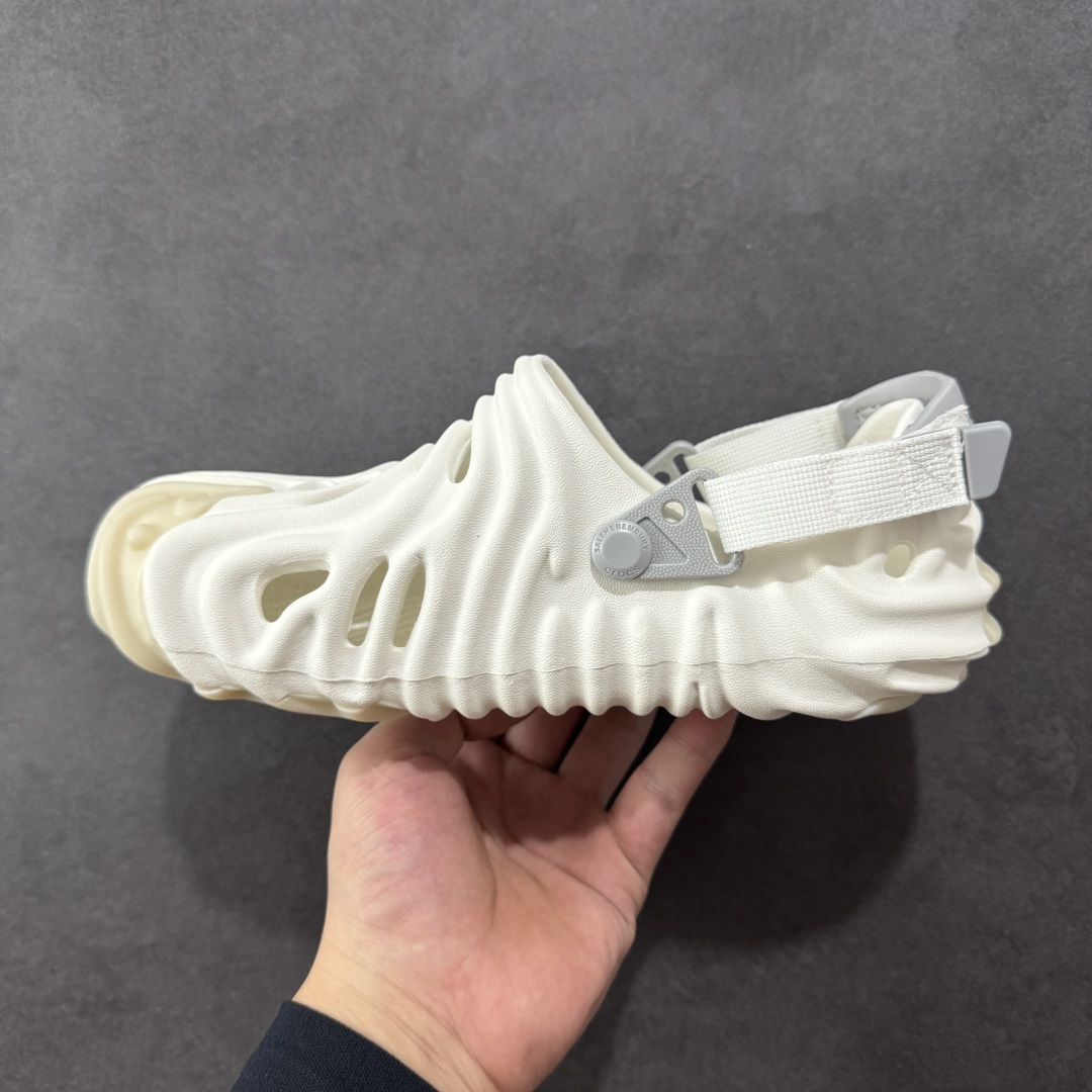 图片[2]-【小盒版】Salehe Bembury x Crocs Polle x Clog 卡骆驰指纹 莞产盒装卡骆驰指纹系列 美国休闲鞋履品牌·卡骆驰联乘新晋国际知名鞋类设计师Salehe Bembury x Crocs Pollex Clog 指纹式脊骨系列夏日沙滩室内外穿搭休闲涉水洞洞鞋凉拖鞋经典logo，活力十足；洞洞设计，使湿气排出，干爽舒适。轻盈舒适，缓 沖冲充满弹性；鞋底防滑耐磨 尺码：M4/W6=36-37(22cm) M5/W7=37-38(23cm) M6/W8=38-39(24cm) M7/W9=39-40(25cm) M8/W10=41-42(26cm) M9/W11=42-43(27cm) M10/W12=43-44(28cm) M11/W13=45-46(29cm)-选品中心