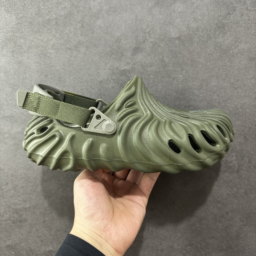 【小盒版】Salehe Bembury x Crocs Polle x Clog 卡骆驰指纹 莞产盒装卡骆驰指纹系列 美国休闲鞋履品牌·卡骆驰联乘新晋国际知名鞋类设计师Salehe Bembury x Crocs Pollex Clog 指纹式脊骨系列夏日沙滩室内外穿搭休闲涉水洞洞鞋凉拖鞋经典logo，活力十足；洞洞设计，使湿气排出，干爽舒适。轻盈舒适，缓 沖冲充满弹性；鞋底防滑耐磨 尺码：M4/W6=36-37(22cm) M5/W7=37-38(23cm) M6/W8=38-39(24cm) M7/W9=39-40(25cm) M8/W10=41-42(26cm) M9/W11=42-43(27cm) M10/W12=43-44(28cm) M11/W13=45-46(29cm)-选品中心