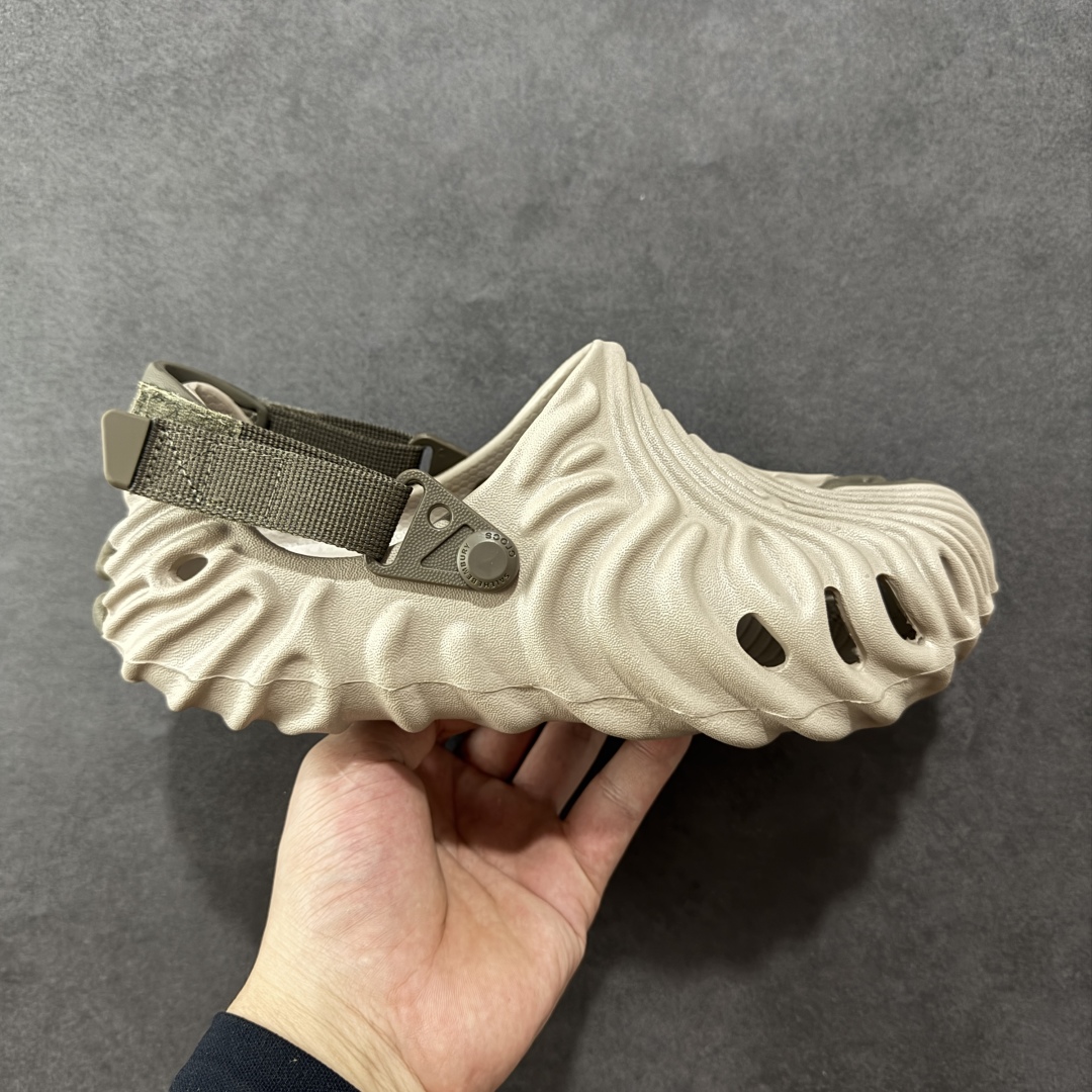 【小盒版】Salehe Bembury x Crocs Polle x Clog 卡骆驰指纹 莞产盒装卡骆驰指纹系列 美国休闲鞋履品牌·卡骆驰联乘新晋国际知名鞋类设计师Salehe Bembury x Crocs Pollex Clog 指纹式脊骨系列夏日沙滩室内外穿搭休闲涉水洞洞鞋凉拖鞋经典logo，活力十足；洞洞设计，使湿气排出，干爽舒适。轻盈舒适，缓 沖冲充满弹性；鞋底防滑耐磨 尺码：M4/W6=36-37(22cm) M5/W7=37-38(23cm) M6/W8=38-39(24cm) M7/W9=39-40(25cm) M8/W10=41-42(26cm) M9/W11=42-43(27cm) M10/W12=43-44(28cm) M11/W13=45-46(29cm)-选品中心