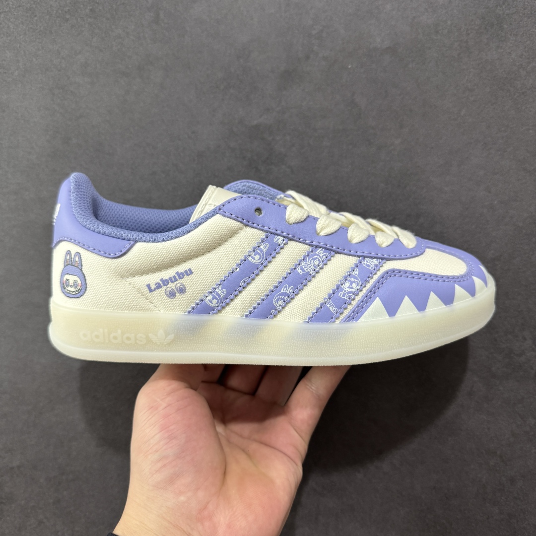 【定制版】adidas originals GAZELLE INDOOR Indoor T头鞋 Labubu联名 防滑耐磨轻便 低帮 板鞋 男女同款 梦幻紫白 以柔软的皮革~*帆布*鞋面搭配耐磨橡胶外底,展现出复古与现代的融合。鞋面采用细腻纹理设计,搭配三条杠,尽显品牌经典。无论是运动场还是街头,这双鞋都能轻松驾驭。 货号:DM1234-018 尺码:36 36.5 37 38 38.5 39 40-选品中心
