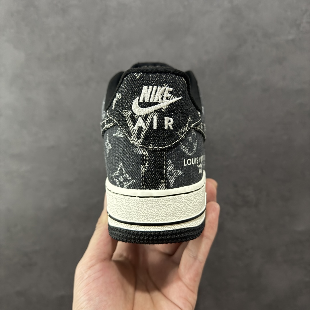 图片[4]-【定制版】Louis Vuitton x NIke Air Force 1 拼接牛仔 此款主张打破传统的工业化流水线设计限制，以Made by ideas的超级创意为理念，集结众多潮流设计师，结合时下最ing潮流风尚，为潮流爱好者打造彰品自我的专属潮品。同时尊重每个年轻人对于潮流的理解与选择，主张“让每个年轻人塑造自己的潮流”。 货号： SC0601-550 尺码： 36 36.5 37.5 38 38.5 39 40 40.5 41 42 42.5 43 44 44.5 45-选品中心